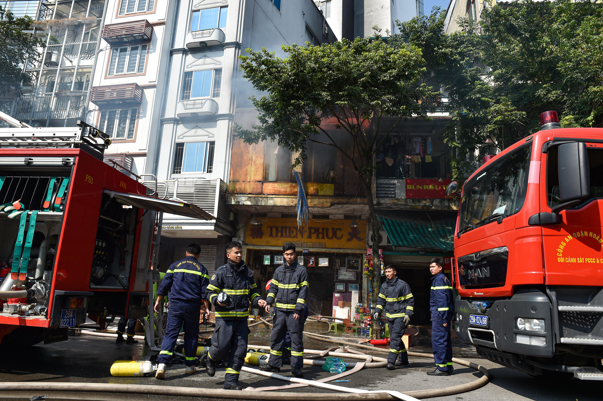 Vụ cháy khiến cột khói bốc cao hàng chục mét.