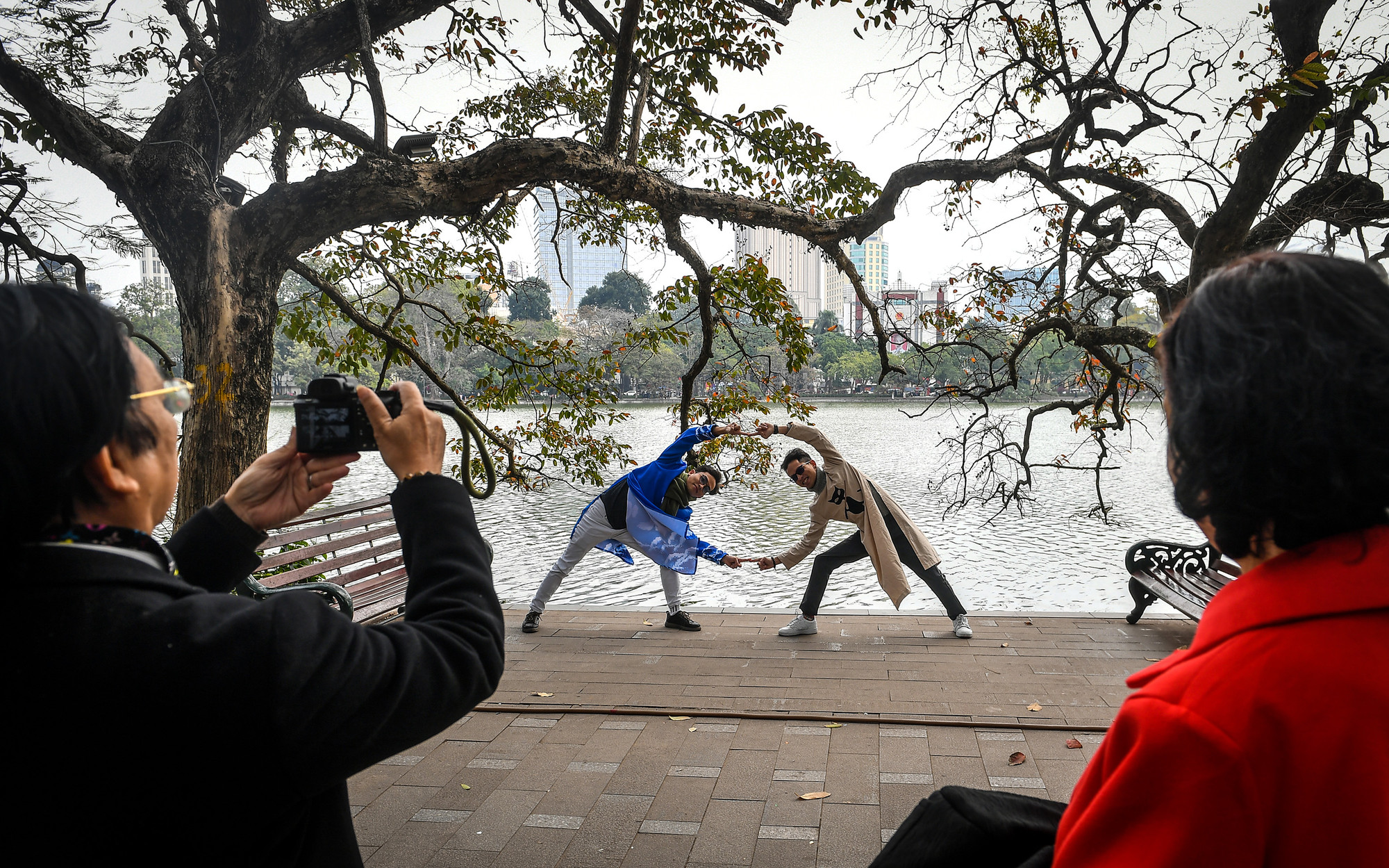 [Ảnh] Người Hà Nội rộn ràng du xuân ảnh 3