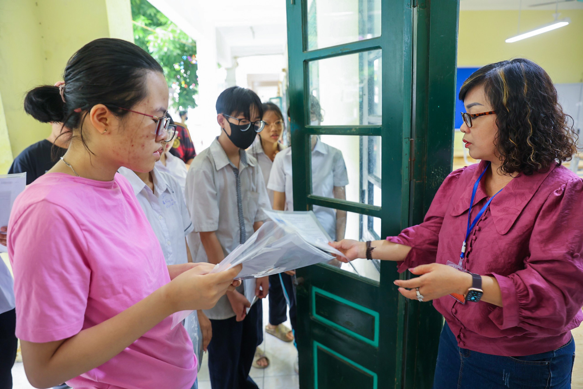 [Ảnh] Các sĩ tử Thủ đô trong ngày làm thủ tục tuyển sinh vào lớp 10 ảnh 8