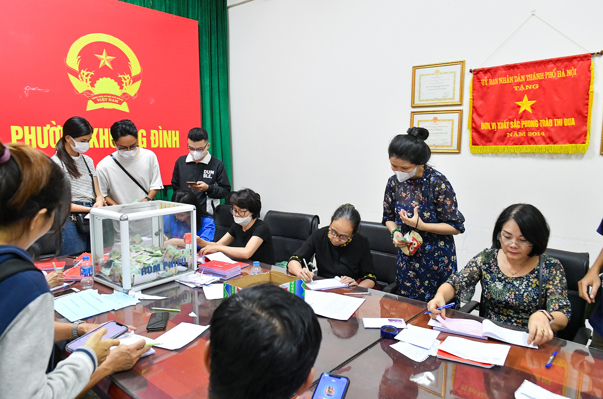 Mặc dù đã muộn, khoảng sân Ủy ban phường vẫn có người tới... Hành trình "tiếp sức, tiếp cả tấm lòng" vẫn đang tiếp tục...