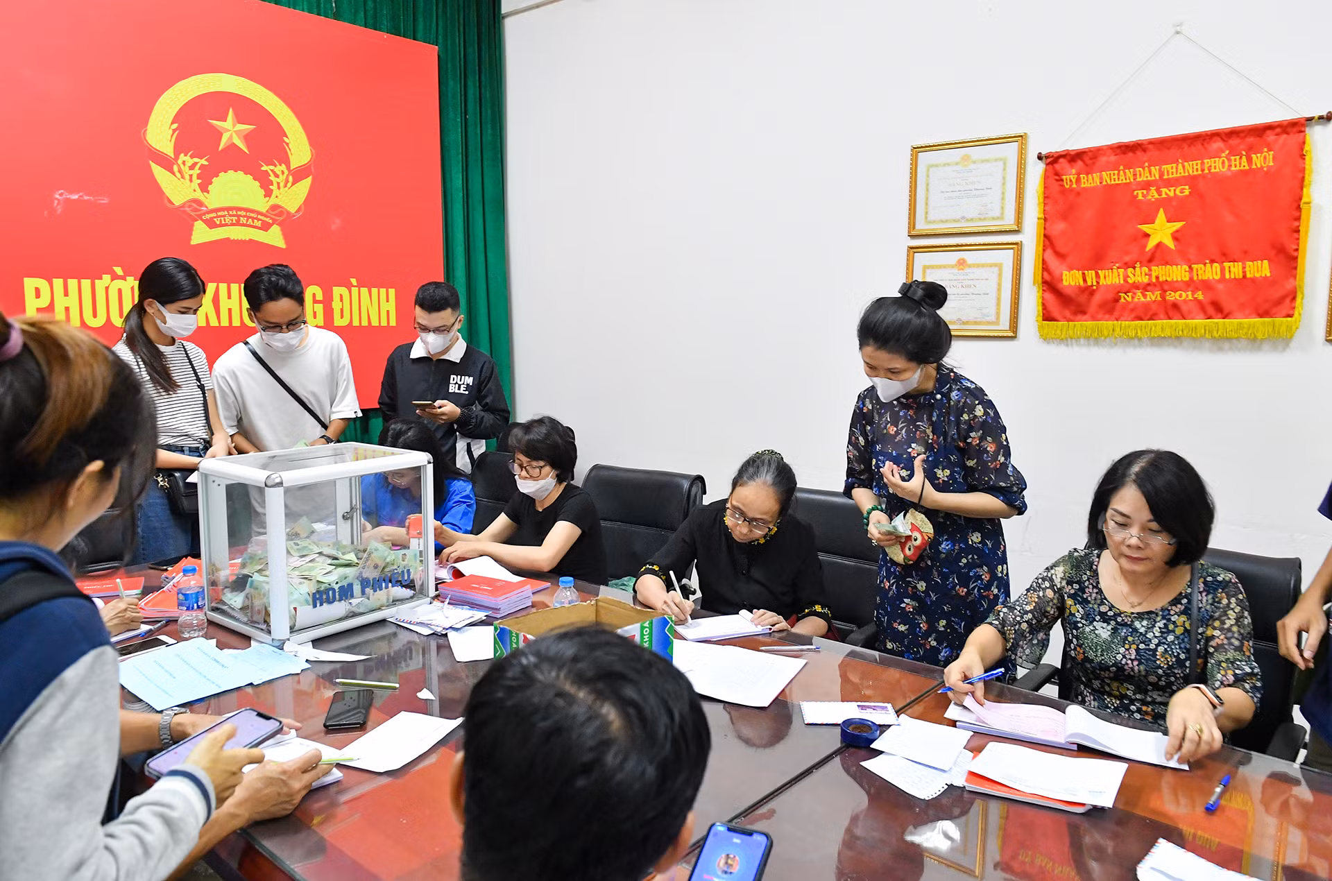 Mặc dù đã muộn, khoảng sân Ủy ban phường vẫn có người tới... Hành trình "tiếp sức, tiếp cả tấm lòng" vẫn đang tiếp tục...