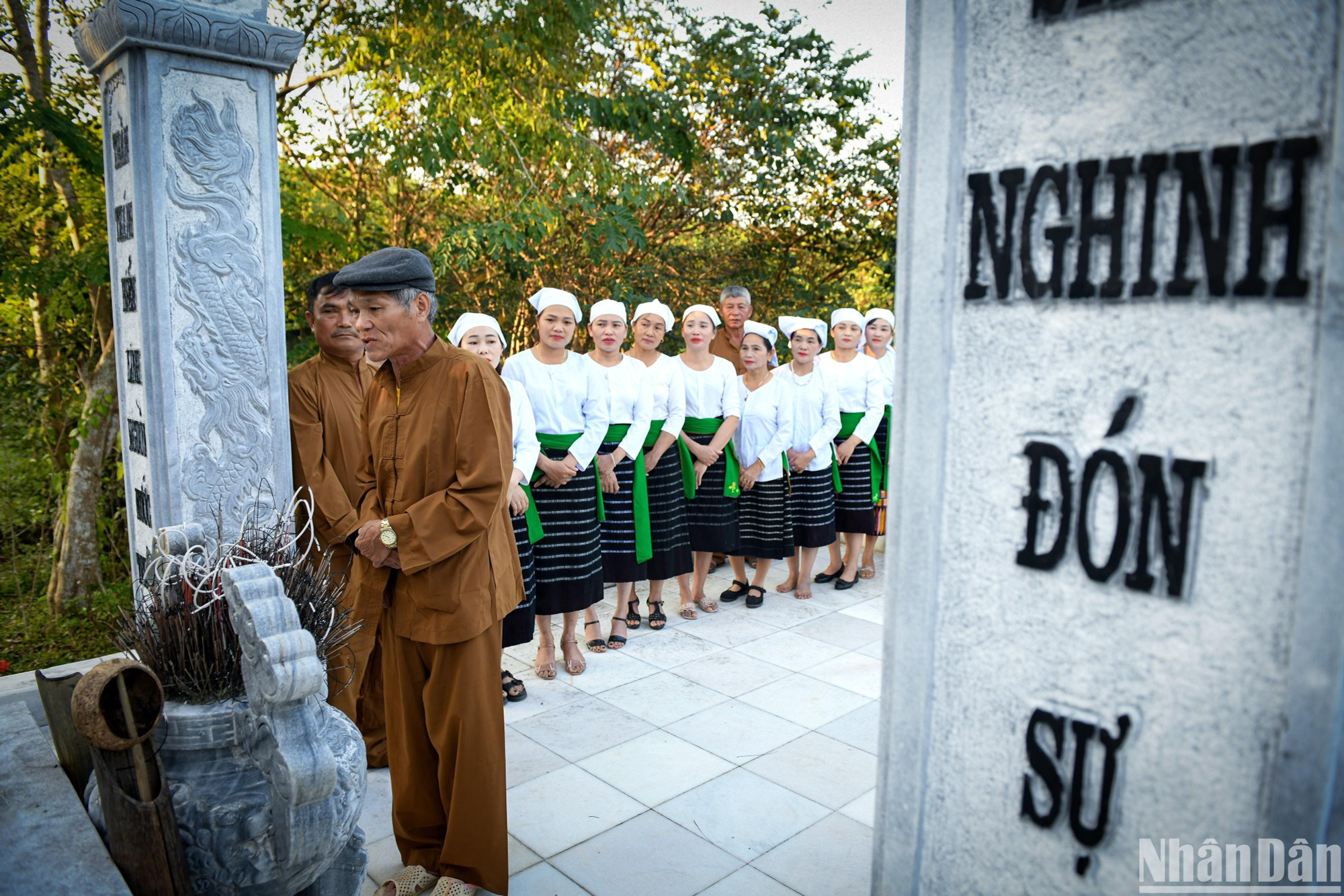 Thầy mo cúng phía trước, dân làng xếp hàng phía sau. Thầy mo làm lễ cúng tế, cầu xin thần Mó, thổ công, long mạch, thổ thần thổ địa, phù hộ cho mó nước tuôn chảy không ngừng, nước về đầy đồng, đầy ao, mùa màng tươi tốt...(Ảnh: THÀNH ĐẠT)