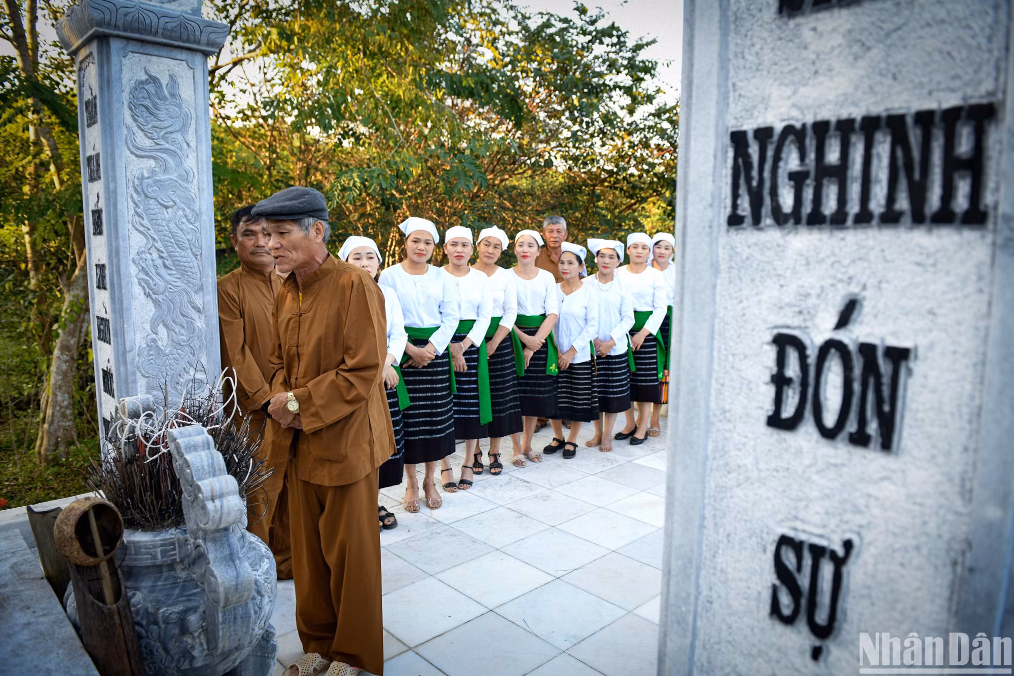 Thầy mo cúng phía trước, dân làng xếp hàng phía sau. Thầy mo làm lễ cúng tế, cầu xin thần Mó, thổ công, long mạch, thổ thần thổ địa, phù hộ cho mó nước tuôn chảy không ngừng, nước về đầy đồng, đầy ao, mùa màng tươi tốt...(Ảnh: THÀNH ĐẠT)