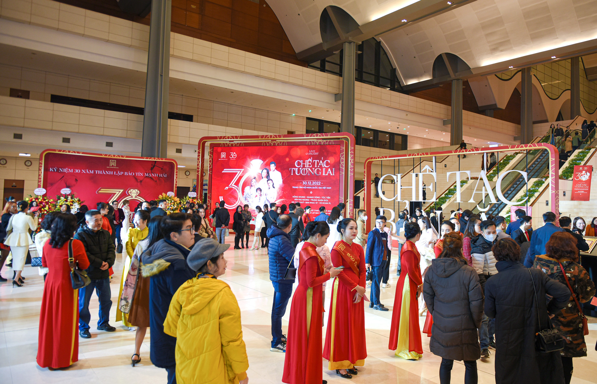 Đặc biệt, nằm trong khuôn khổ sự kiện, Bảo Tín Mạnh Hải còn tạo ra những không gian đặc biệt, lấy khách hàng làm trung tâm như triển lãm “ Chế tác hạnh phúc” - nơi trưng bày 30 câu chuyện truyền đầy cảm hứng được đặc biệt lựa chọn từ hơn 3.000 bài viết của khách hàng và người Bảo Tín Mạnh Hải.