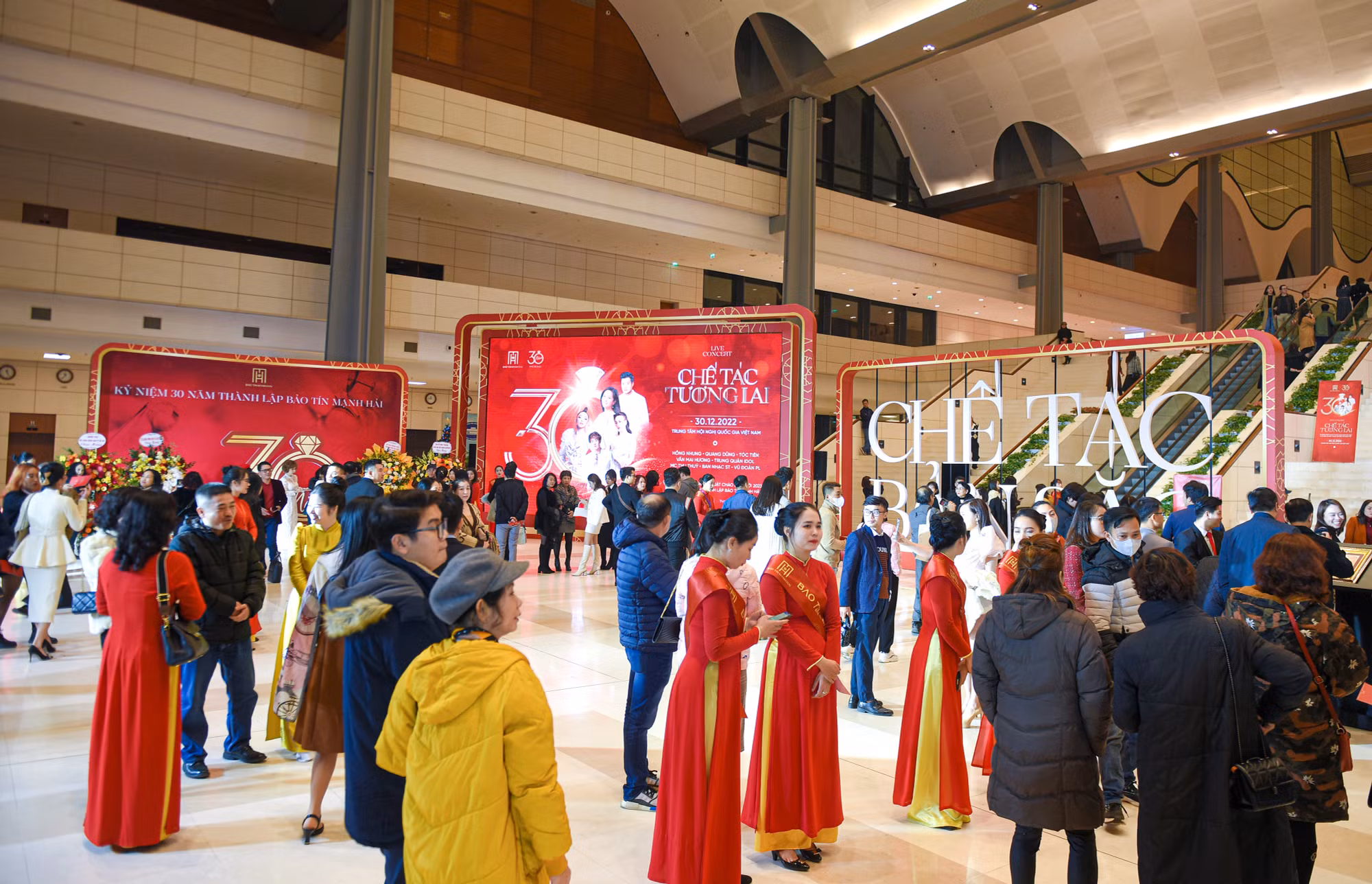 Đặc biệt, nằm trong khuôn khổ sự kiện, Bảo Tín Mạnh Hải còn tạo ra những không gian đặc biệt, lấy khách hàng làm trung tâm như triển lãm “ Chế tác hạnh phúc” - nơi trưng bày 30 câu chuyện truyền đầy cảm hứng được đặc biệt lựa chọn từ hơn 3.000 bài viết của khách hàng và người Bảo Tín Mạnh Hải.