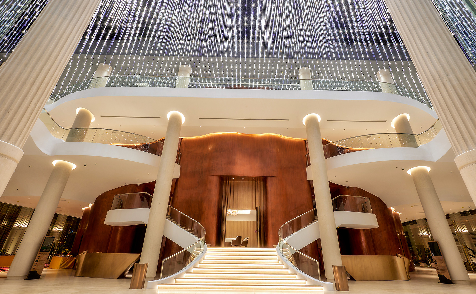 Nhà hát Hồ Gươm gây ấn tượng bởi phong cách thiết kế theo lối kiến trúc tân cổ điển. Văn phòng kiến trúc sư Hồ Thiệu Trị đã đưa ra phương án thiết kế nhà hát hài hòa với kiến trúc và cảnh quan tự nhiên khu vực hồ Hoàn Kiếm.