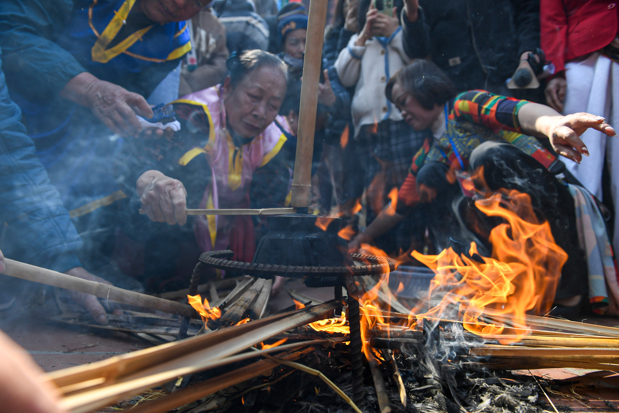 Sau khi lửa cháy, những người kéo lửa sẽ mang lửa ra khu vực nấu cơm thi của đội mình để tiến hành nấu cơm.