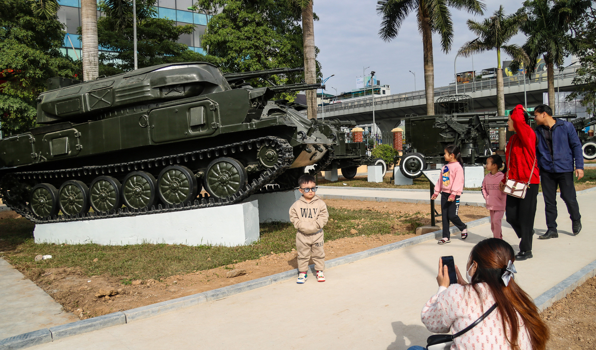Nhiều em nhỏ được cha mẹ cho đi tham quan bảo tàng vào dịp cuối tuần.