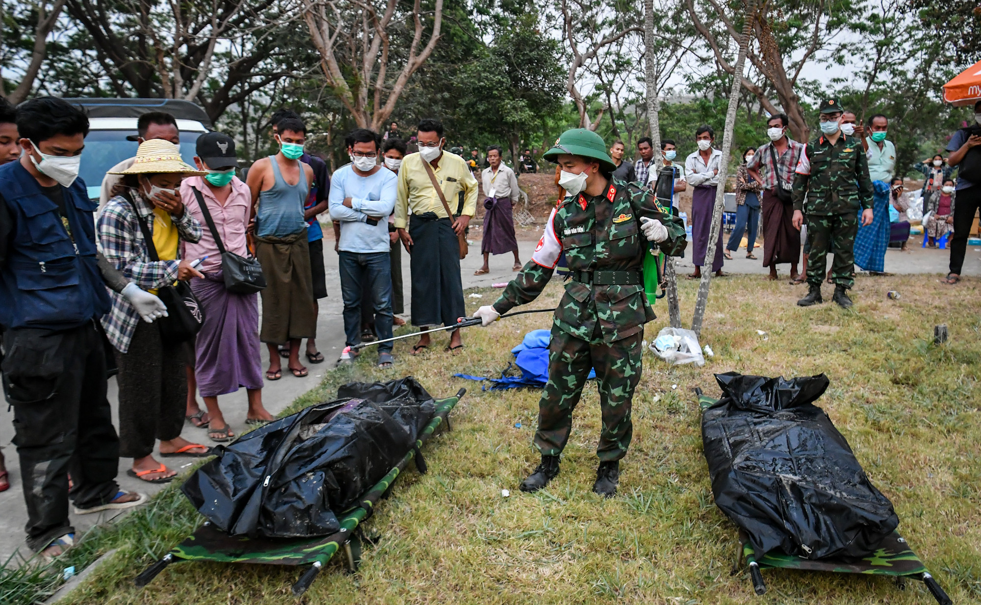Sau khi đưa được thi thể nạn nhân ra, lực lượng Quân y tiến hành khử khuẩn.