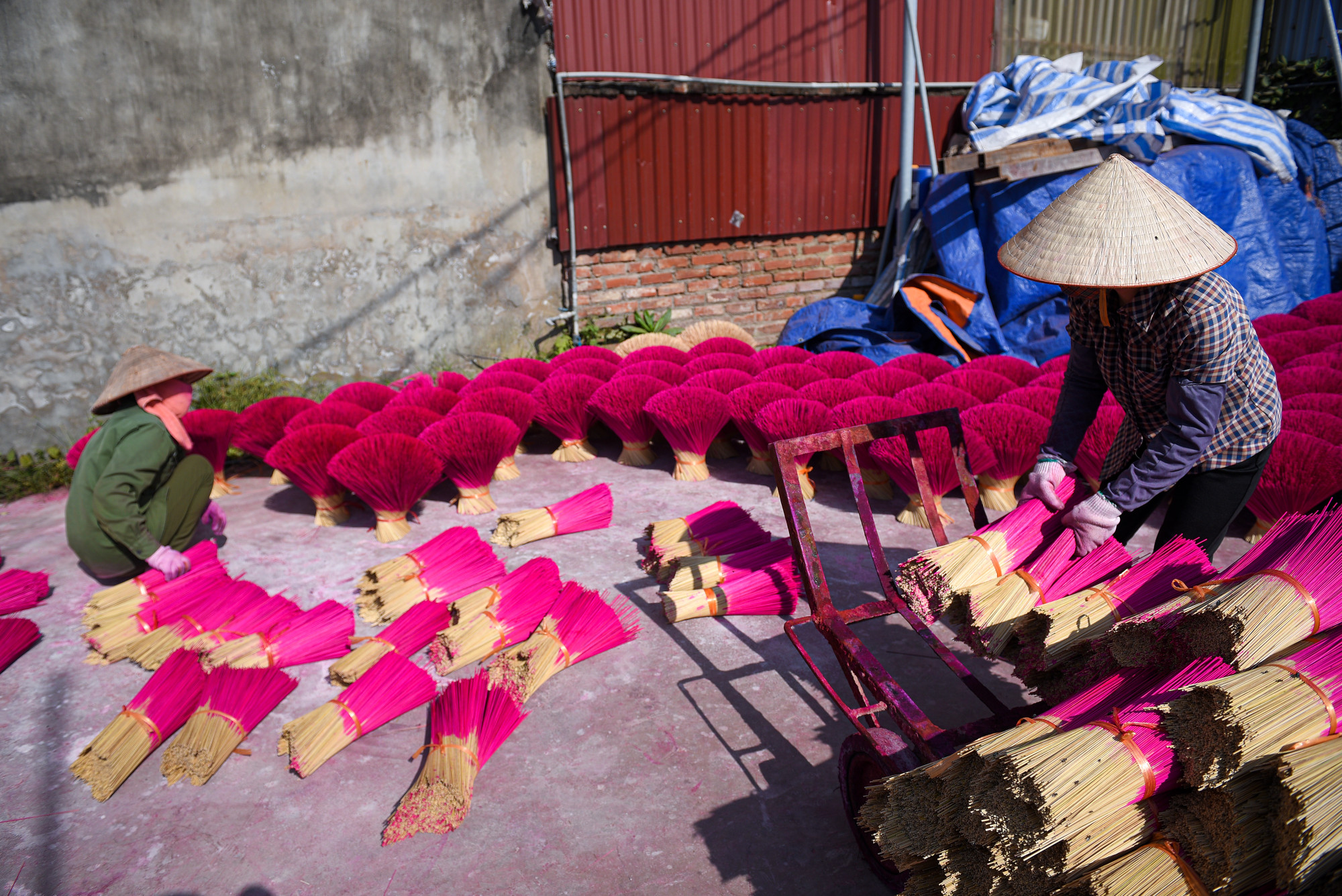 Nếu có nhiều thời gian và ghé thăm các cơ sở sản xuất tăm hương lâu đời, du khách còn có cơ hội xem qua toàn bộ quy trình sản xuất tăm hương của người dân địa phương.
