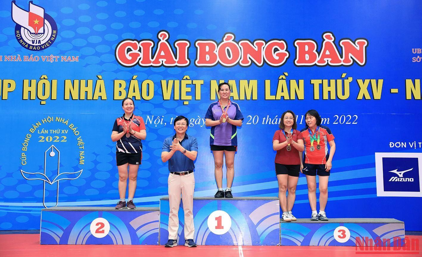 Nguyên Phó Chủ tịch Thường trực Hội Nhà báo Việt Nam Hồ Quang Lợi trao giải Đơn nữ lãnh đạo cho các vận động viên.