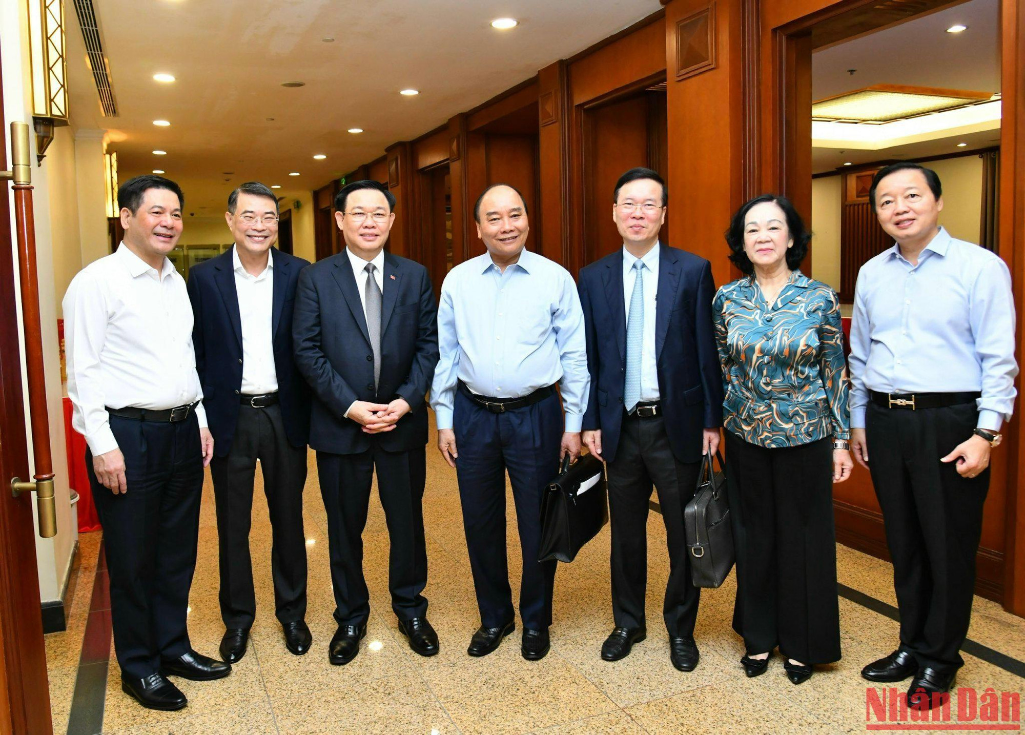 Chủ tịch nước Nguyễn Xuân Phúc, Chủ tịch Quốc hội Vương Đình Huệ, Thường trực Ban Bí thư Võ Văn Thưởng với các đại biểu dự Hội nghị.