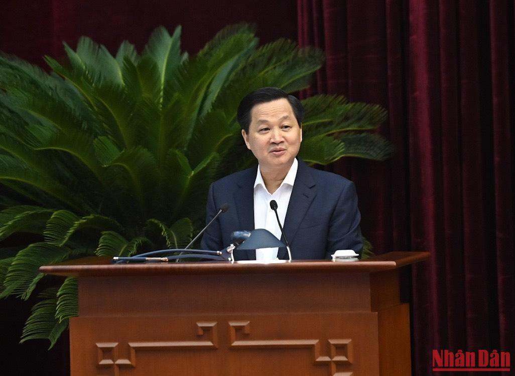 Phó Thủ tướng Lê Minh Khái trình bày báo cáo tại hội nghị.