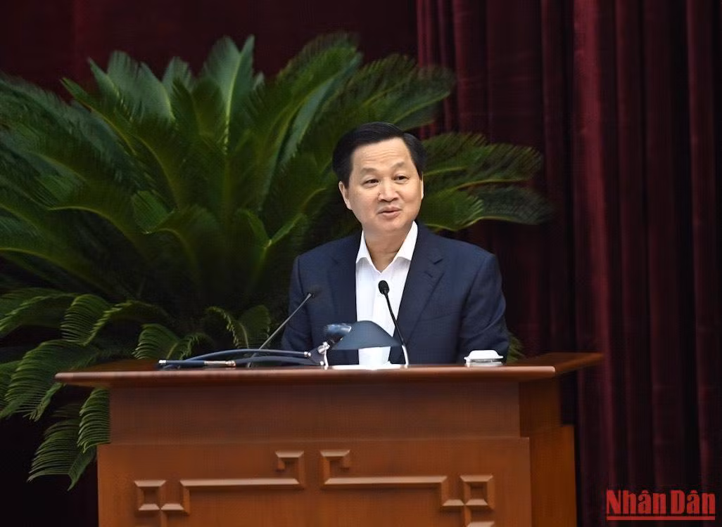 Phó Thủ tướng Lê Minh Khái trình bày báo cáo tại hội nghị.