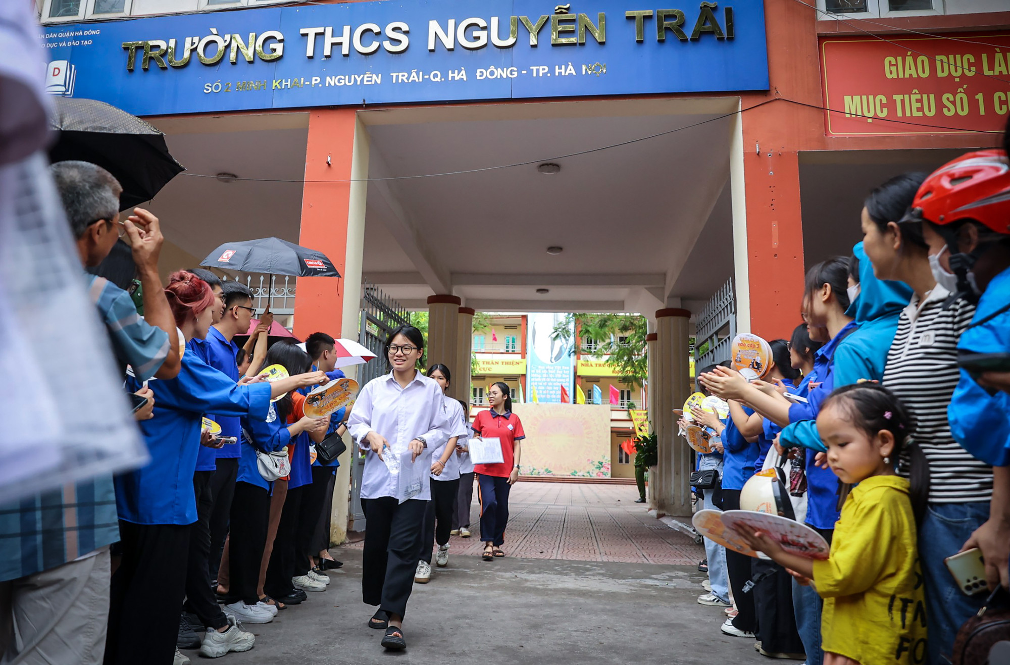 [Ảnh] Hơn 4.000 tình nguyện viên đồng hành, tiếp sức thí sinh thi vào lớp 10 tại Hà Nội ảnh 7