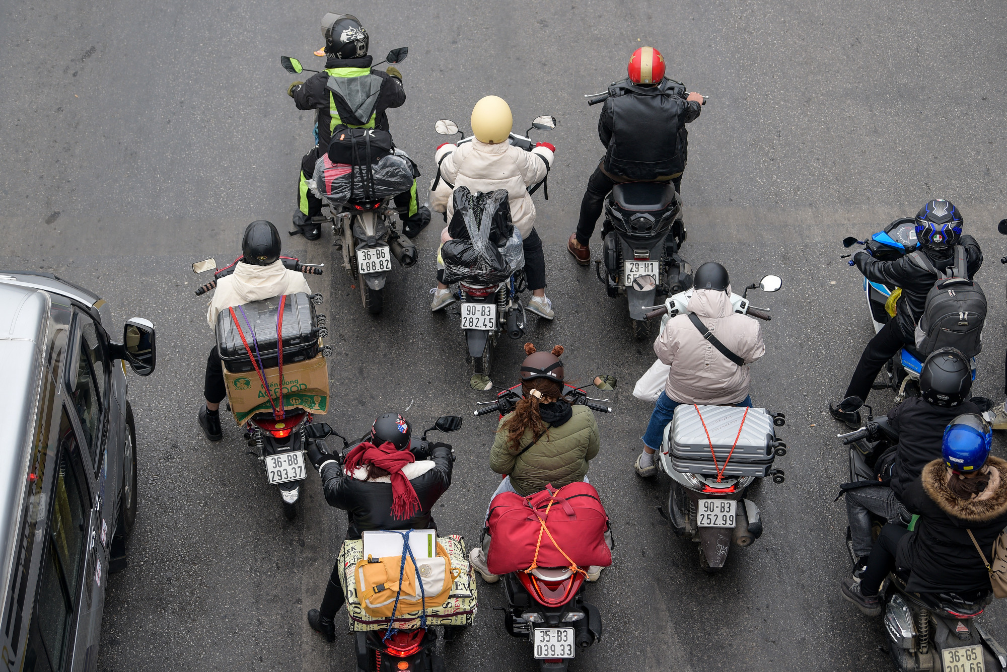 Lỉnh kỉnh hành lý quay trở lại Thủ đô. Lỉnh kỉnh hành lý quay trở lại Thủ đô.