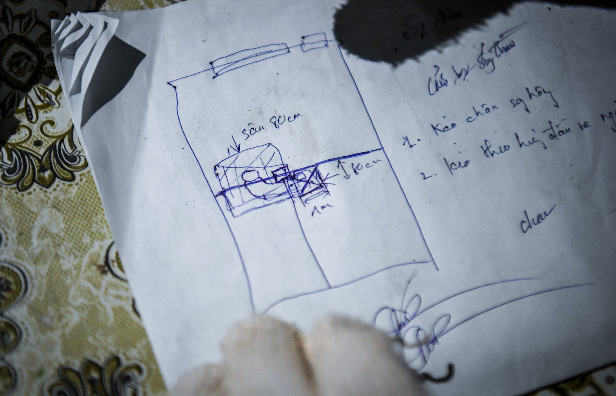 Sơ đồ vị trí người mẹ mắc kẹt. Do bị 2 thanh dầm đè qua nên nếu sử dụng cách đục phá dầm, kết cấu của toàn bộ công trình sẽ bị ảnh hưởng nghiêm trọng.