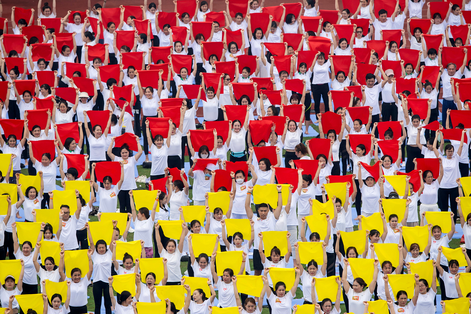 [Ảnh] 5.000 người đồng diễn yoga xếp hình lá cờ Tổ quốc, xác lập kỷ lục Việt Nam ảnh 12