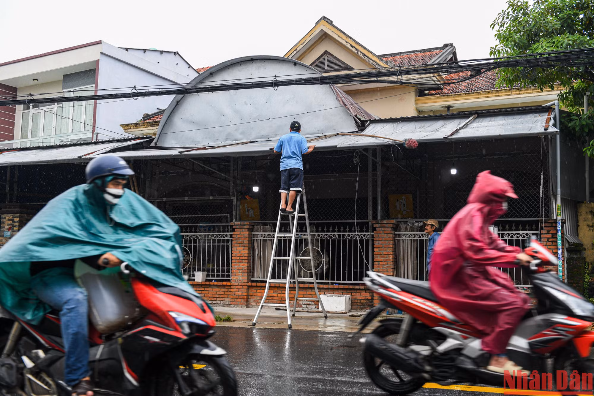 Người dân Quảng Nam gia cố nhà cửa trước giờ siêu bão Noru đổ bộ