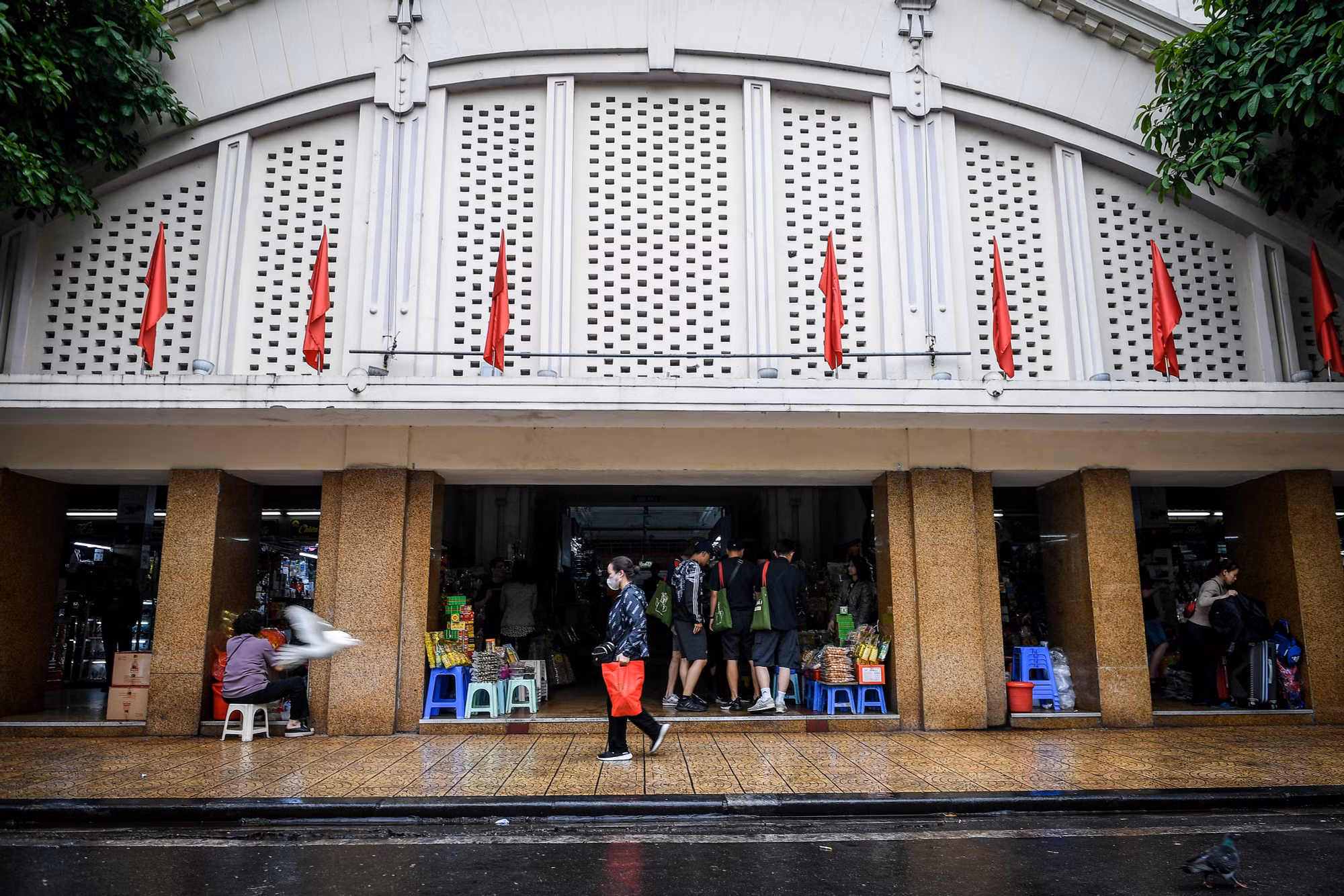 Một người phụ nữ thảnh thơi đi qua cổng chợ Đồng Xuân. Bà không còn phải "tìm đường", len lỏi giữa những hàng quán, xe cộ để đầy trên vỉa hè như trước đây nữa.