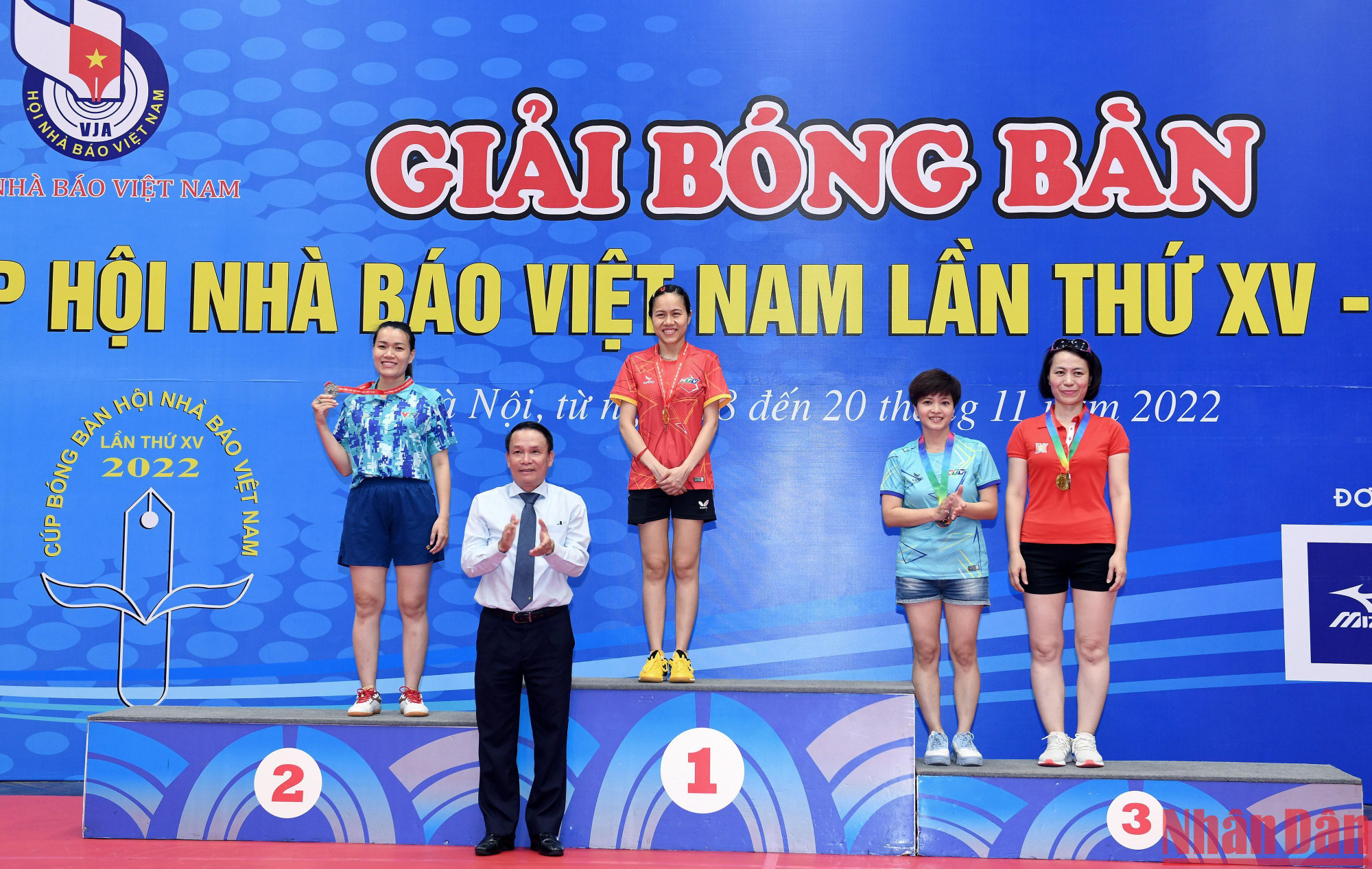 Trao giải nội dung Đơn nữ dưới 45 tuổi cho các vận động viên.