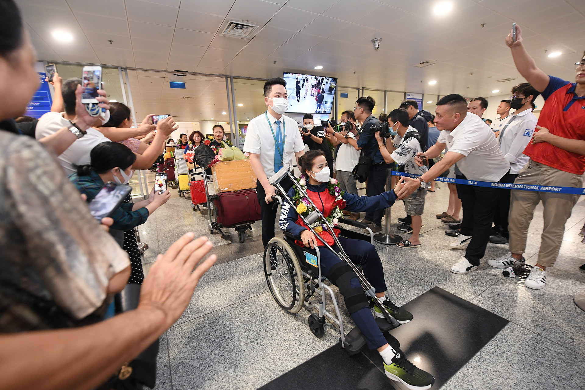 [Ảnh] Tuyển bóng đá nữ Việt Nam về nước dưới sự đón chào nồng nhiệt của cổ động viên ảnh 6