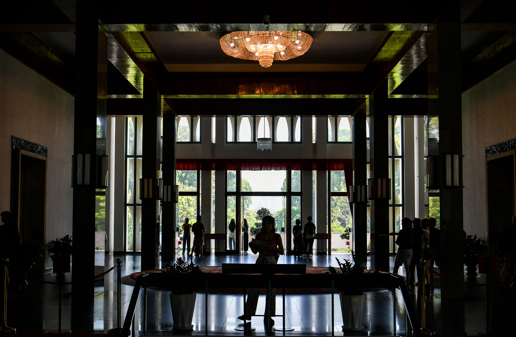 Được xây dựng vào năm 1868, Dinh Độc Lập có tên ban đầu là Dinh Norodom. Đến năm 1962, Dinh được xây dựng lại theo đồ án thiết kế của kiến trúc sư Ngô Viết Thụ, người Việt Nam đầu tiên đoạt giải thưởng Khôi nguyên La Mã.