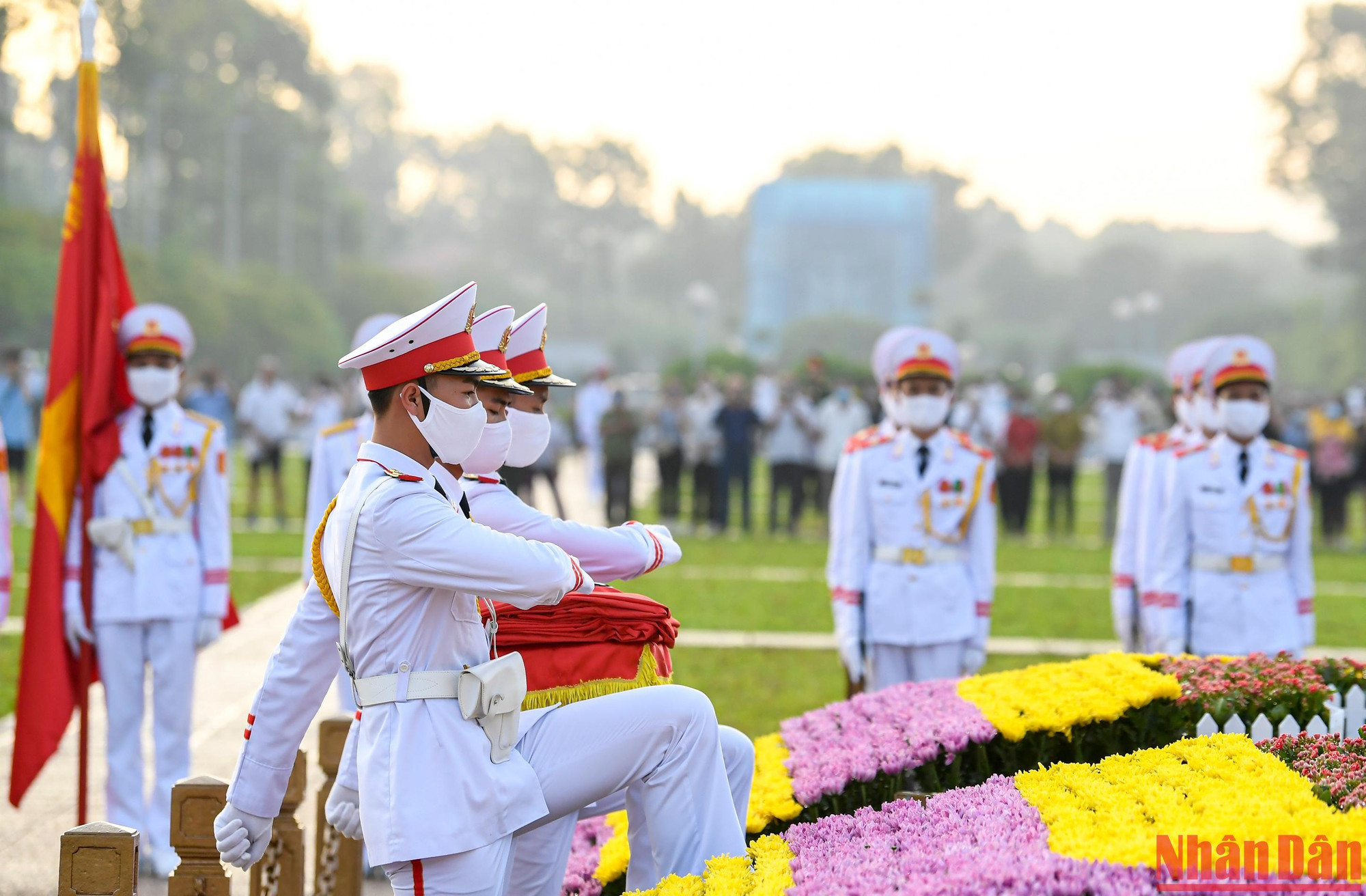Ba chiến sĩ hồng kỳ nghiêm trang bước lên bục chuẩn bị thực hiện các nghi thức chính.