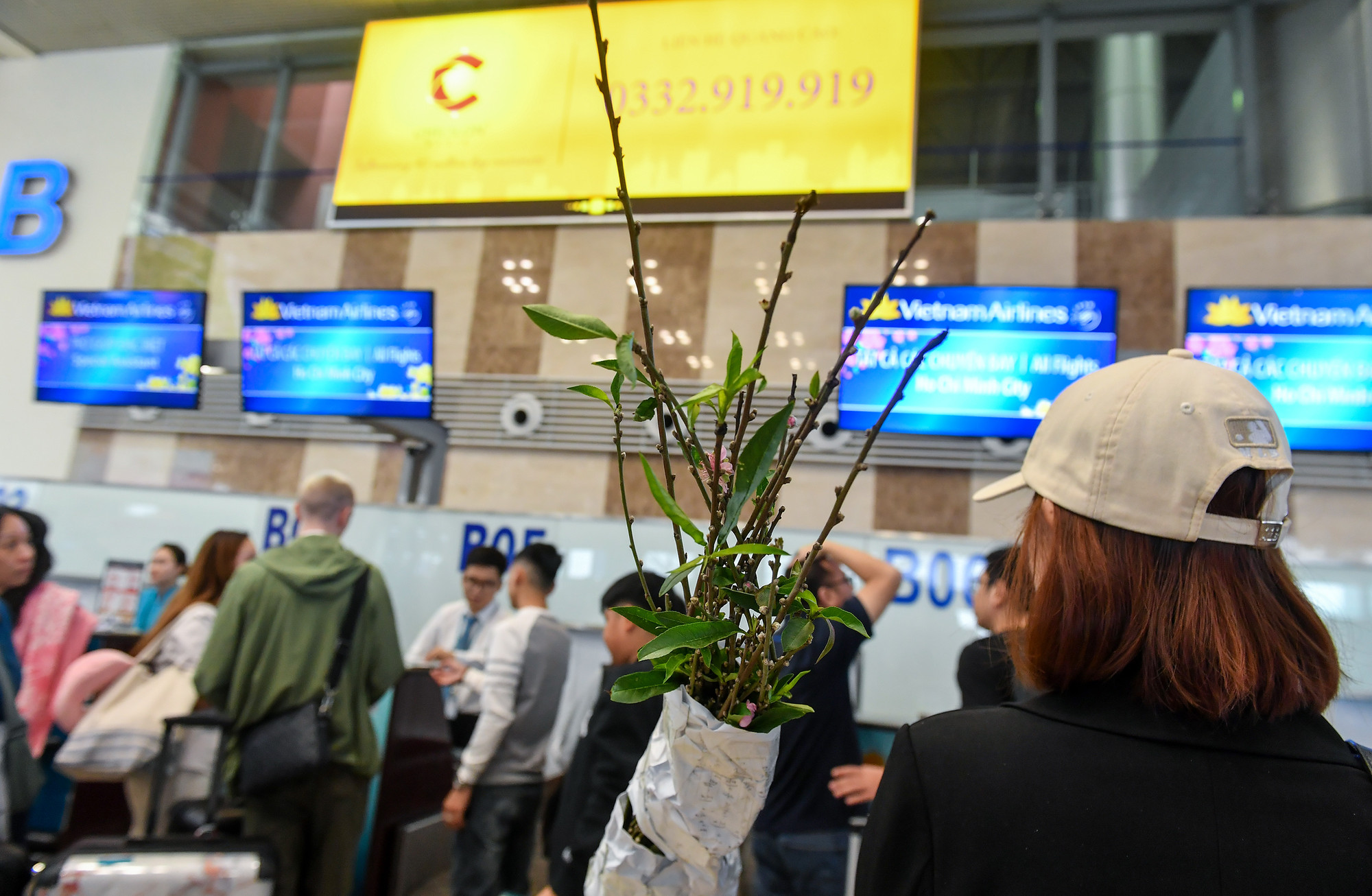 Sắc xuân trên sân bay chiều cuối năm...