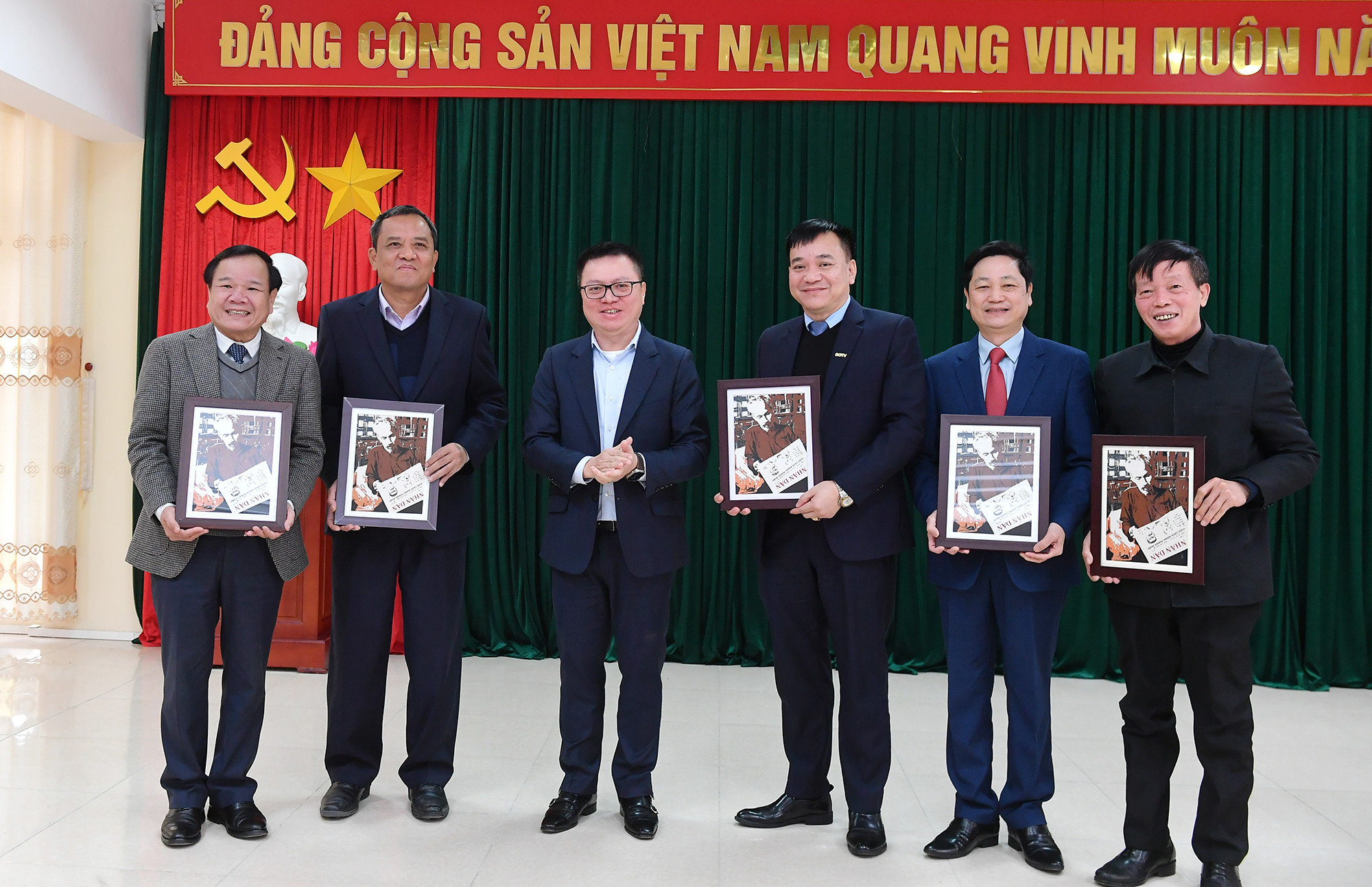 Đồng chí Lê Quốc Minh, Tổng Biên tập Báo Nhân Dân tặng quà lưu niệm cho lãnh đạo Sở Thông tin và Truyền thông, Báo Bắc Giang, Đài PT&TH tỉnh, Hội Nhà báo Bắc Giang.