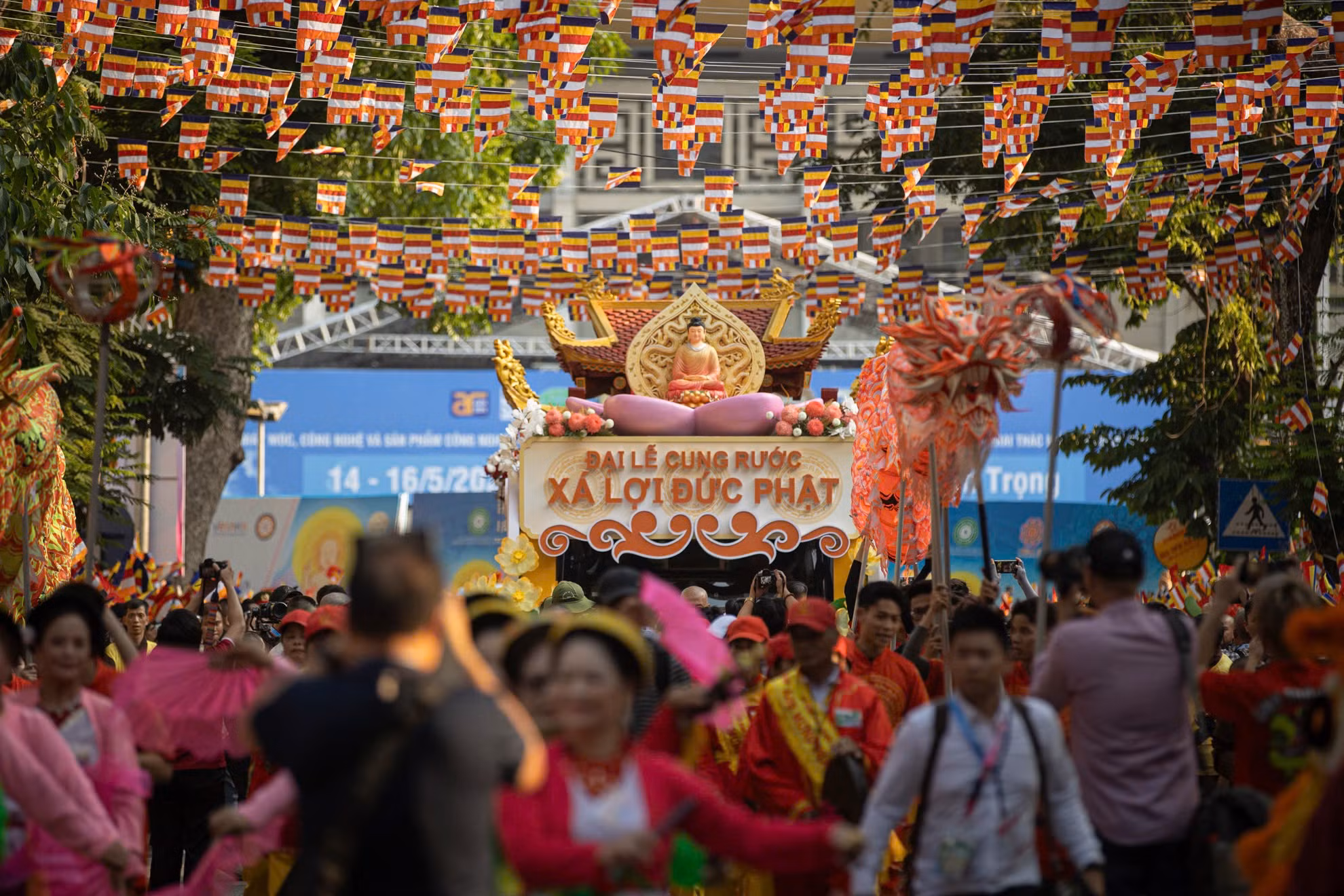 Đoàn xe rước xá lợi Đức Phật tiến vào chùa Quán Sứ. Dù rất đông Phật tử, nhân dân tham dự nhưng người dân đều có ý thức giữ gìn trật tự, không gây náo loạn để đoàn xe trang nghiêm tiến vào chùa