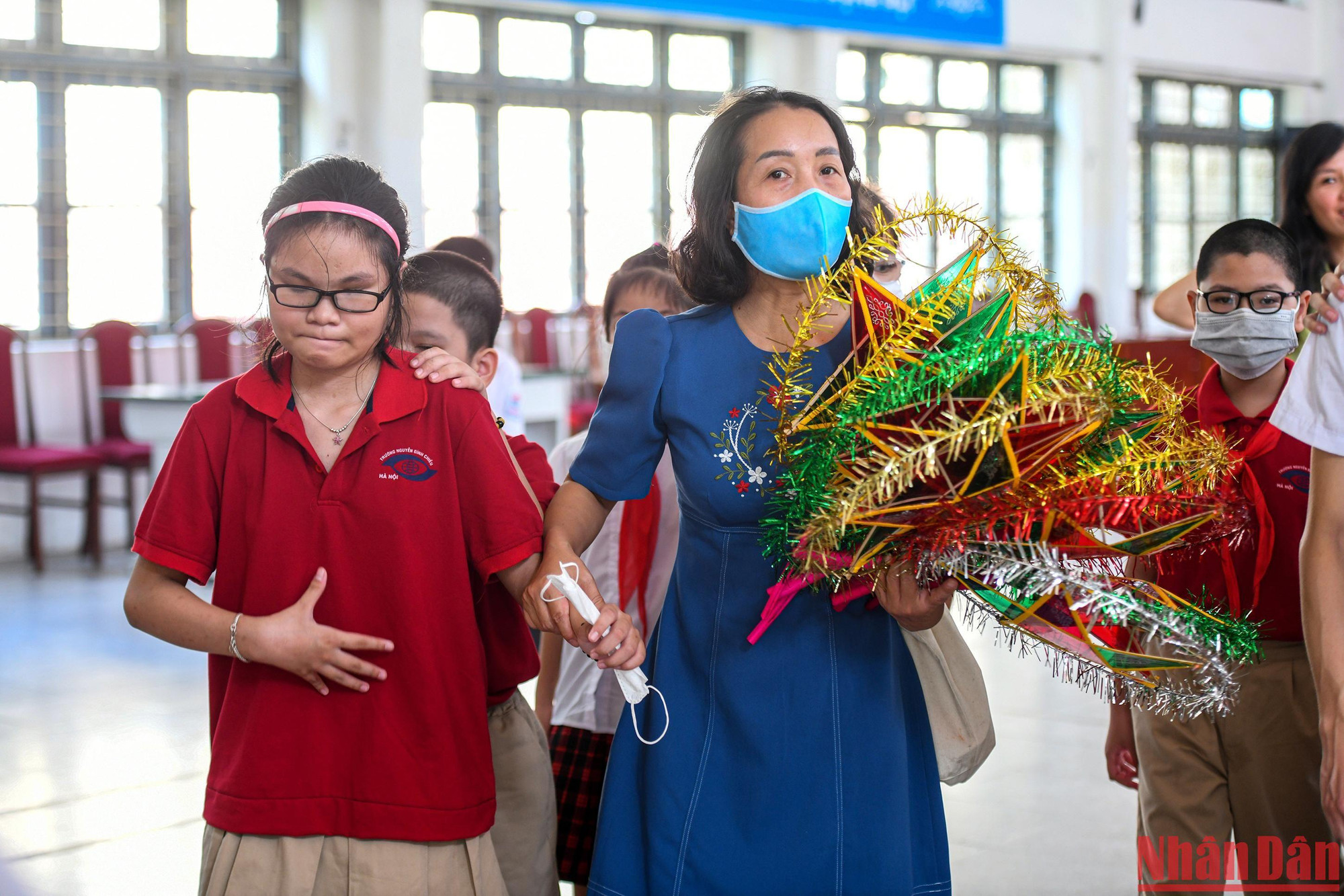 Kết thúc buổi liên hoan các em được thầy cô và phụ huynh tận tình đưa về trường.