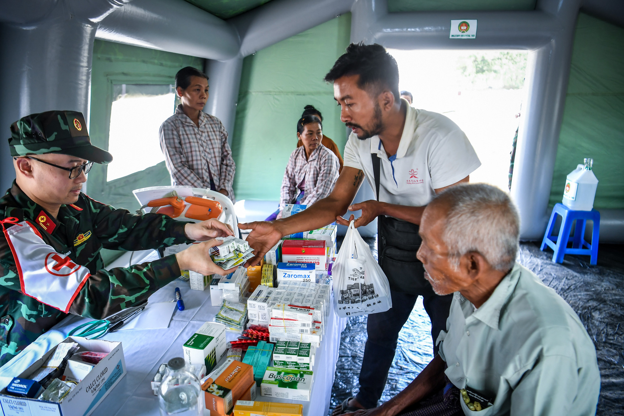 Phát thuốc miễn phí.
