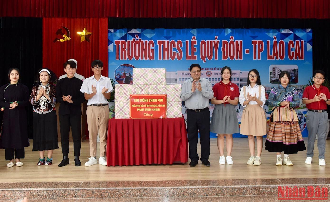 Thủ tướng Phạm Minh Chính tặng quà cho giáo viên, học sinh cụm liên trường học thành phố Lào Cai.