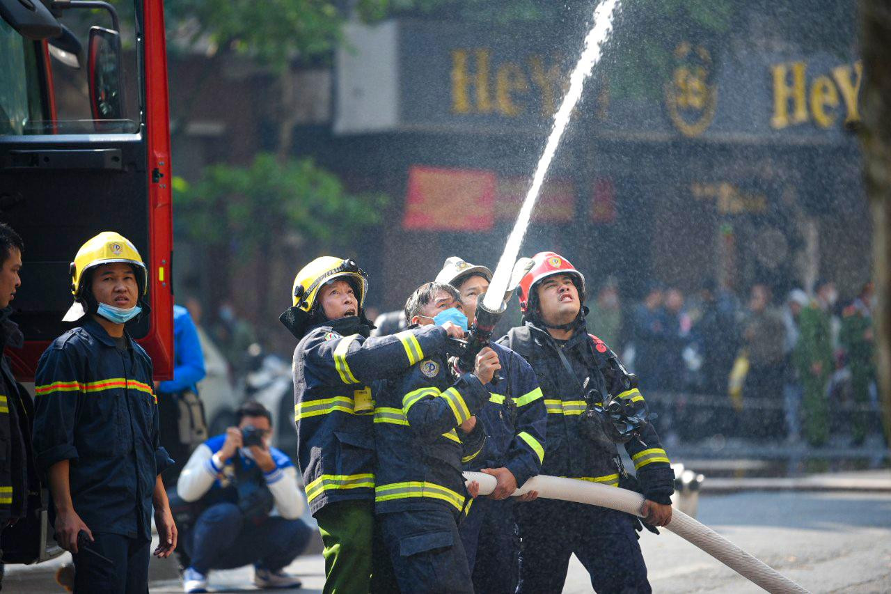 Lực lượng phòng cháy, chữa cháy đang nỗ lực dập lửa.