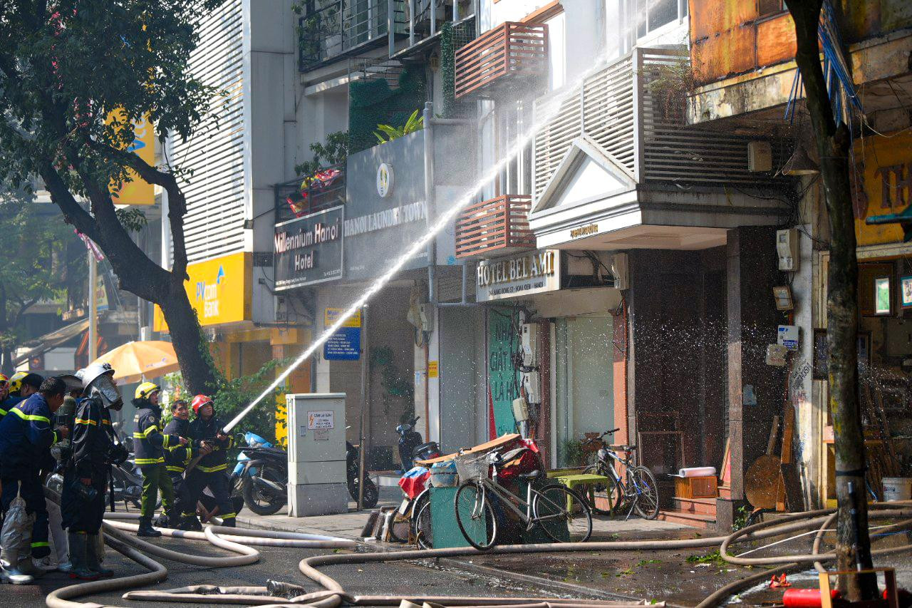 Ngay sau đó, lực lượng phòng cháy, chữa cháy Hà Nội huy động nhiều xe chữa cháy cùng cán bộ chiến sĩ đến hiện trường dập lửa.