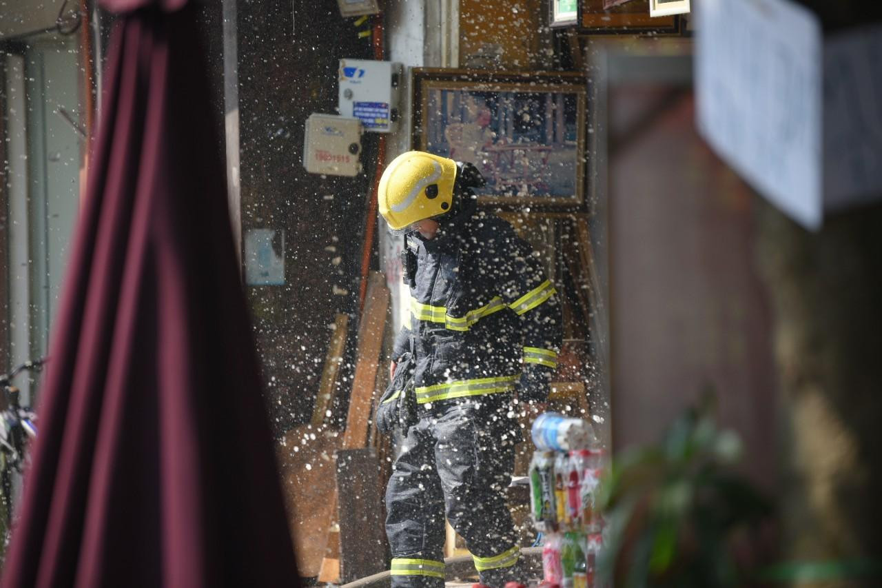 Ngôi nhà số 240B Hàng Bông bán khung tranh gỗ chứa nhiều đồ đạc dễ cháy.