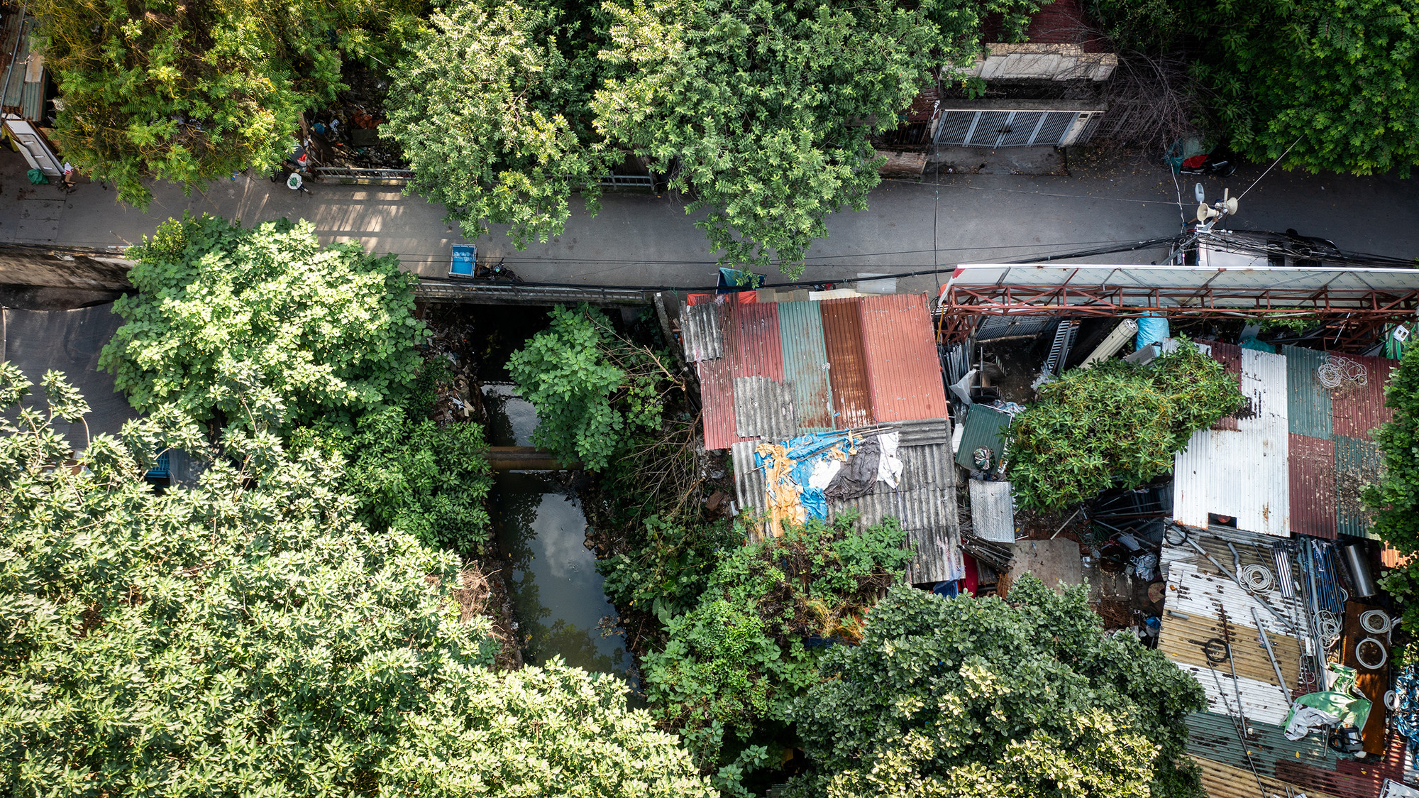 Nhiều khu vực, các hộ còn tập kết phế liệu lấn chiếm hành lang con kênh và xả thải ra dòng sông.