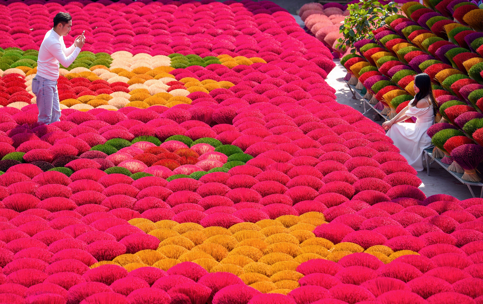 Vài năm trở lại đây, nhiều du khách sau khi biết đến làng nghề đã đến để tham quan, chụp ảnh. Để phục vụ thị hiếu của người dân, các chủ cơ sở đã xếp chân hương thành những biểu tượng, như bông hoa, ngôi sao 5 cánh... cho du khách check-in.