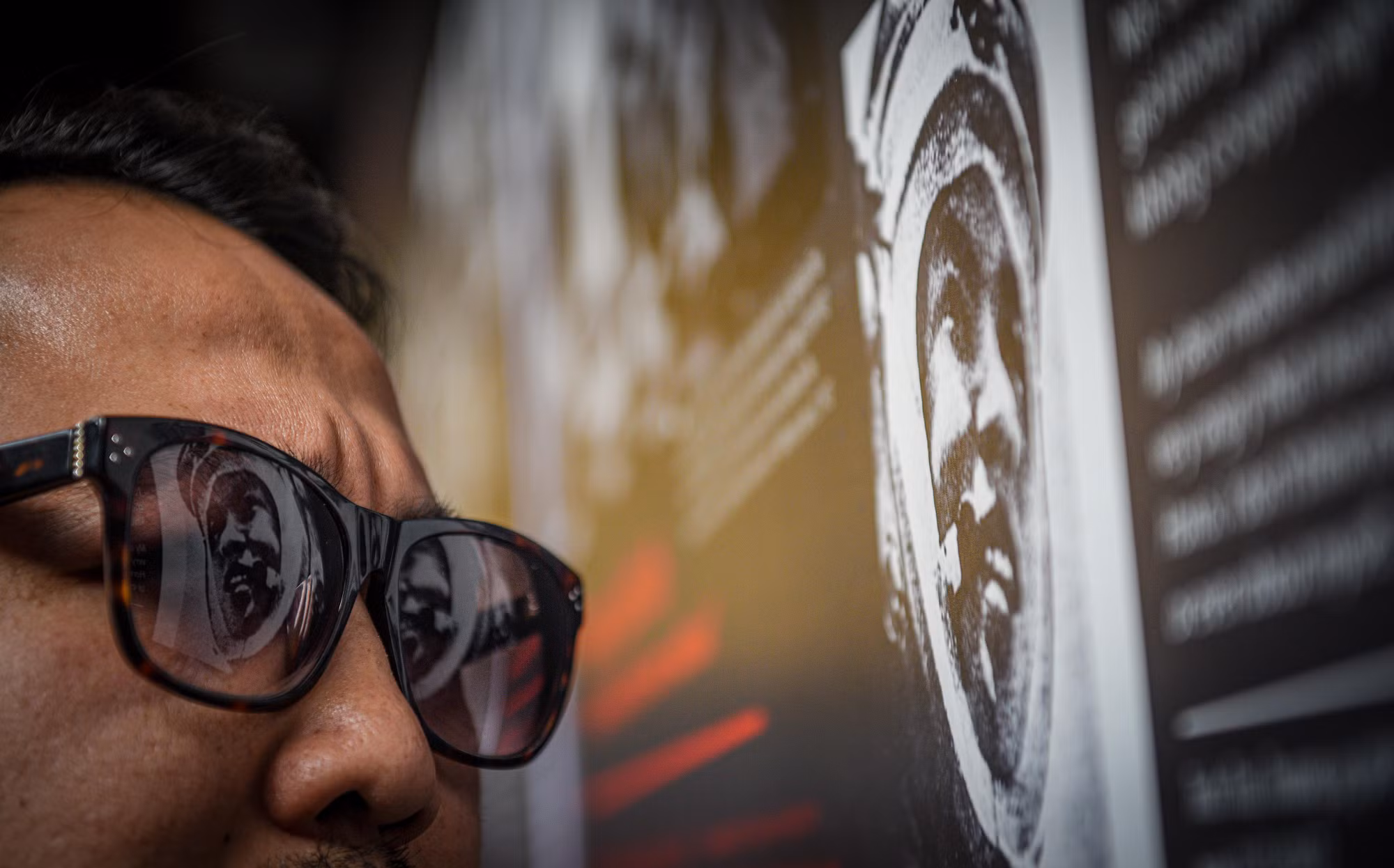 Người dân thủ đô xúc động khi xem lại những kỷ vật chiến tranh trong buổi trưng bày.