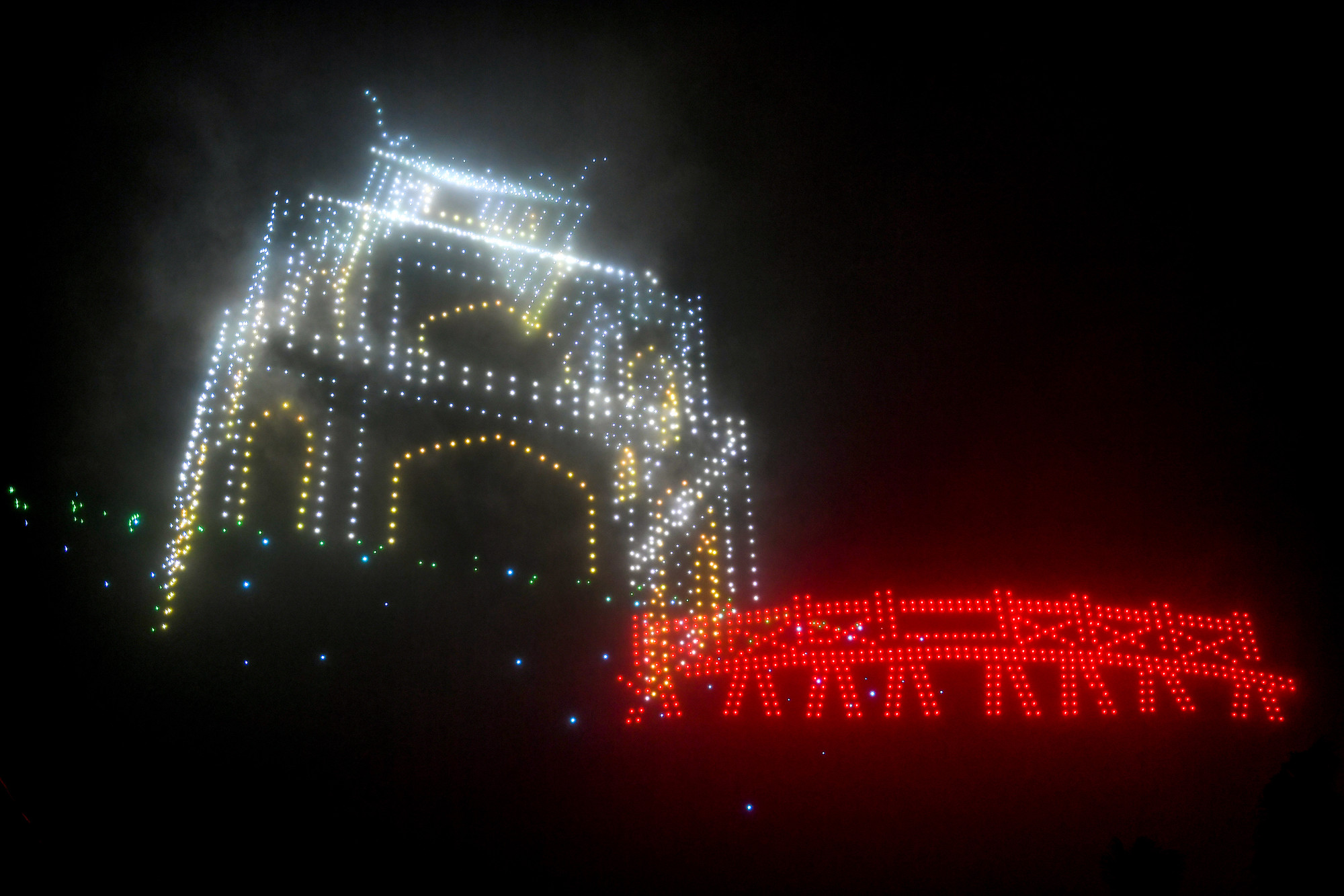 [Ảnh] Người dân Thủ đô choáng ngợp trước màn trình diễn ánh sáng nghệ thuật với 2.024 drones light ảnh 6