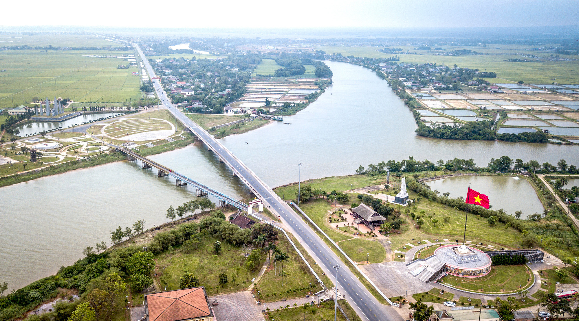 Cách đây 70 năm, sau Chiến dịch Điện Biên Phủ toàn thắng (7/5/1954); Hiệp định Geneva được ký kết (21/7/1954), vĩ tuyến 17 - nơi sông Bến Hải - cầu Hiền Lương được chọn làm vùng giới tuyến quân sự tạm thời chia cắt đất nước thành hai miền nam-bắc.