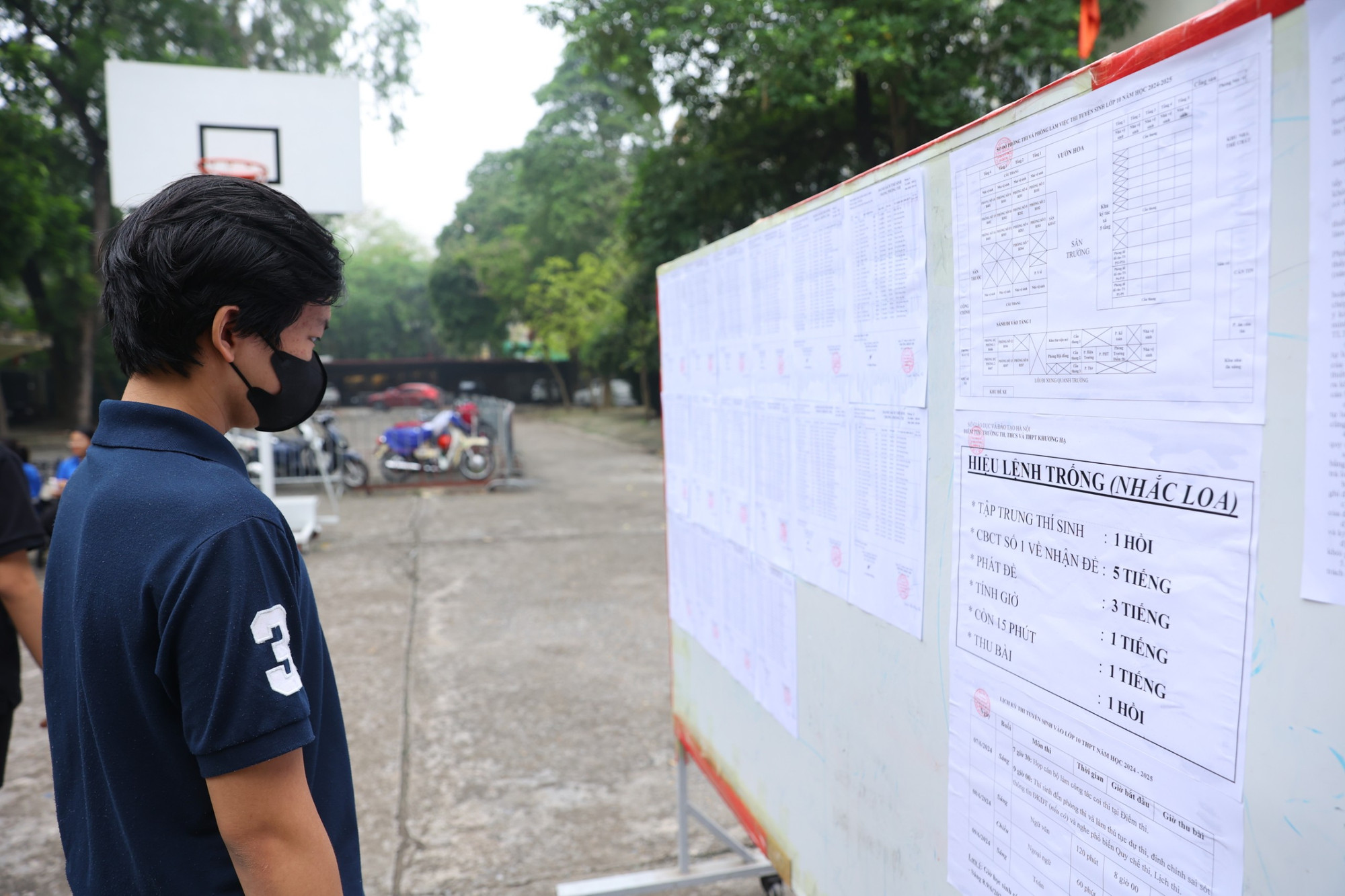 Các thí sinh thận trọng xem lại thông tin cá nhân và sơ đồ phòng thi. Một số thí sinh khác tranh thủ trước giờ thi ôn lại kiến thức cho môn thi đầu tiên. Các thí sinh thận trọng xem lại thông tin cá nhân và sơ đồ phòng thi. Một số thí sinh khác tranh thủ trước giờ thi ôn lại kiến thức cho môn thi đầu tiên.