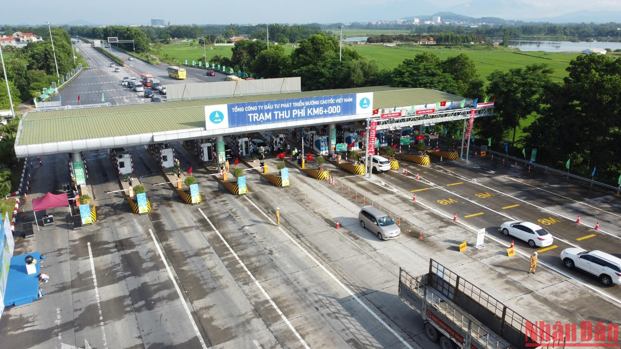Từ 1/8, tất cả xe ô-tô đi qua các trạm thu phí trên quốc lộ, cao tốc phải trả phí bằng hình thức điện tử không dừng (ETC). Tại trạm BOT Nội Bài Lào Cai km6 điểm đầu vào cao tốc, số lượng xe tại trạm không bị ùn ứ. Từ 1/8, tất cả xe ô-tô đi qua các trạm thu phí trên quốc lộ, cao tốc phải trả phí bằng hình thức điện tử không dừng (ETC). Tại trạm BOT Nội Bài Lào Cai km6 điểm đầu vào cao tốc, số lượng xe tại trạm không bị ùn ứ.