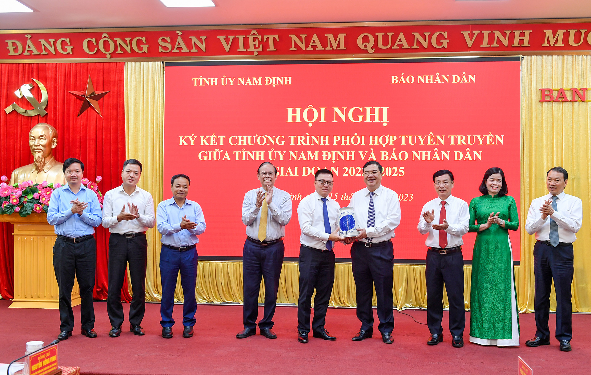 Tổng Biên tập Báo Nhân Dân Lê Quốc Minh trao tặng bình gốm Chu Đậu có hình cây đa Nhân Dân cho tỉnh Nam Định. Tổng Biên tập Báo Nhân Dân Lê Quốc Minh trao tặng bình gốm Chu Đậu có hình cây đa Nhân Dân cho tỉnh Nam Định.