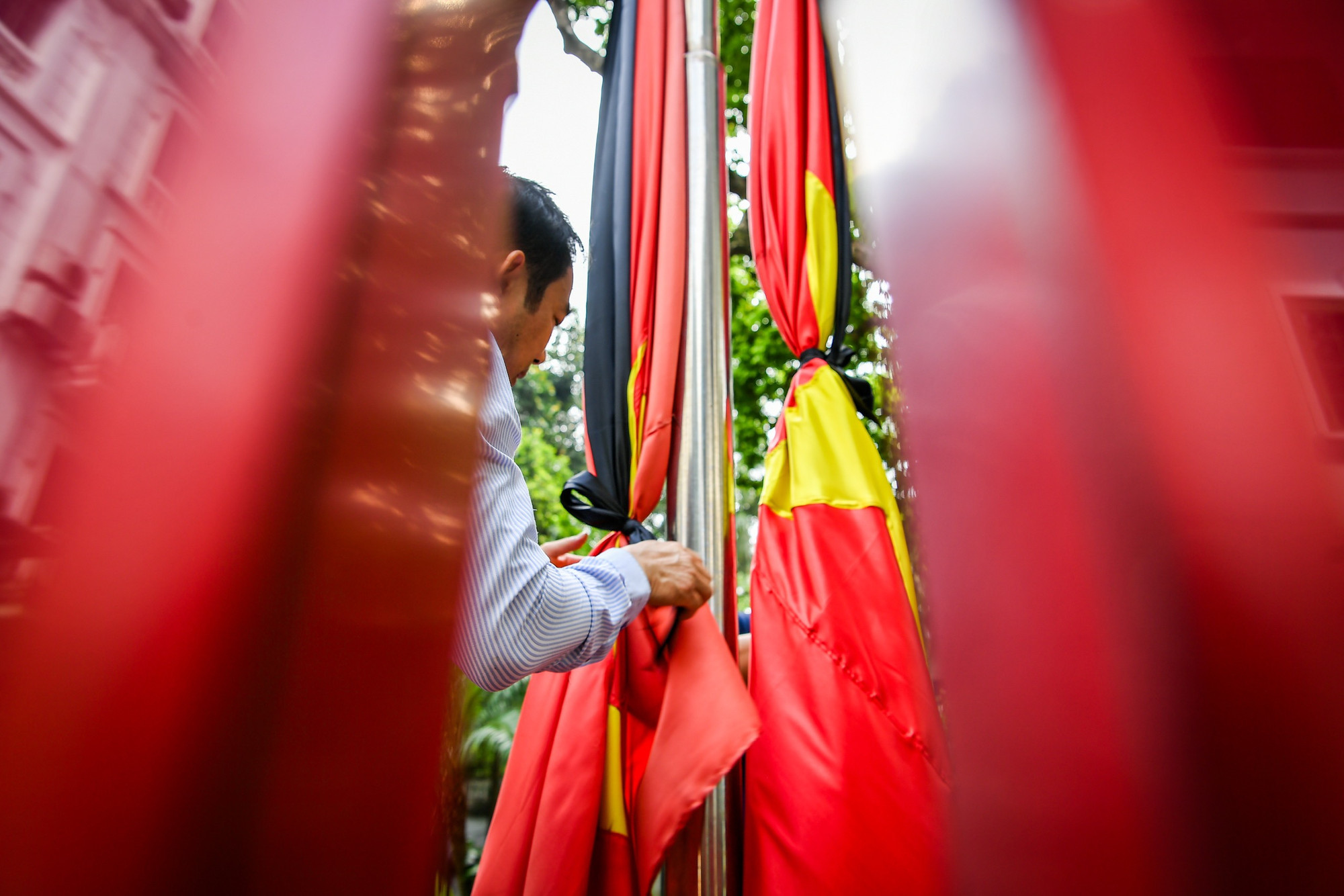 Treo cờ rủ trước ngày Quốc tang thể hiện sự kính trọng, yêu mến của người dân đối với cố Tổng Bí thư Nguyễn Phú Trọng.