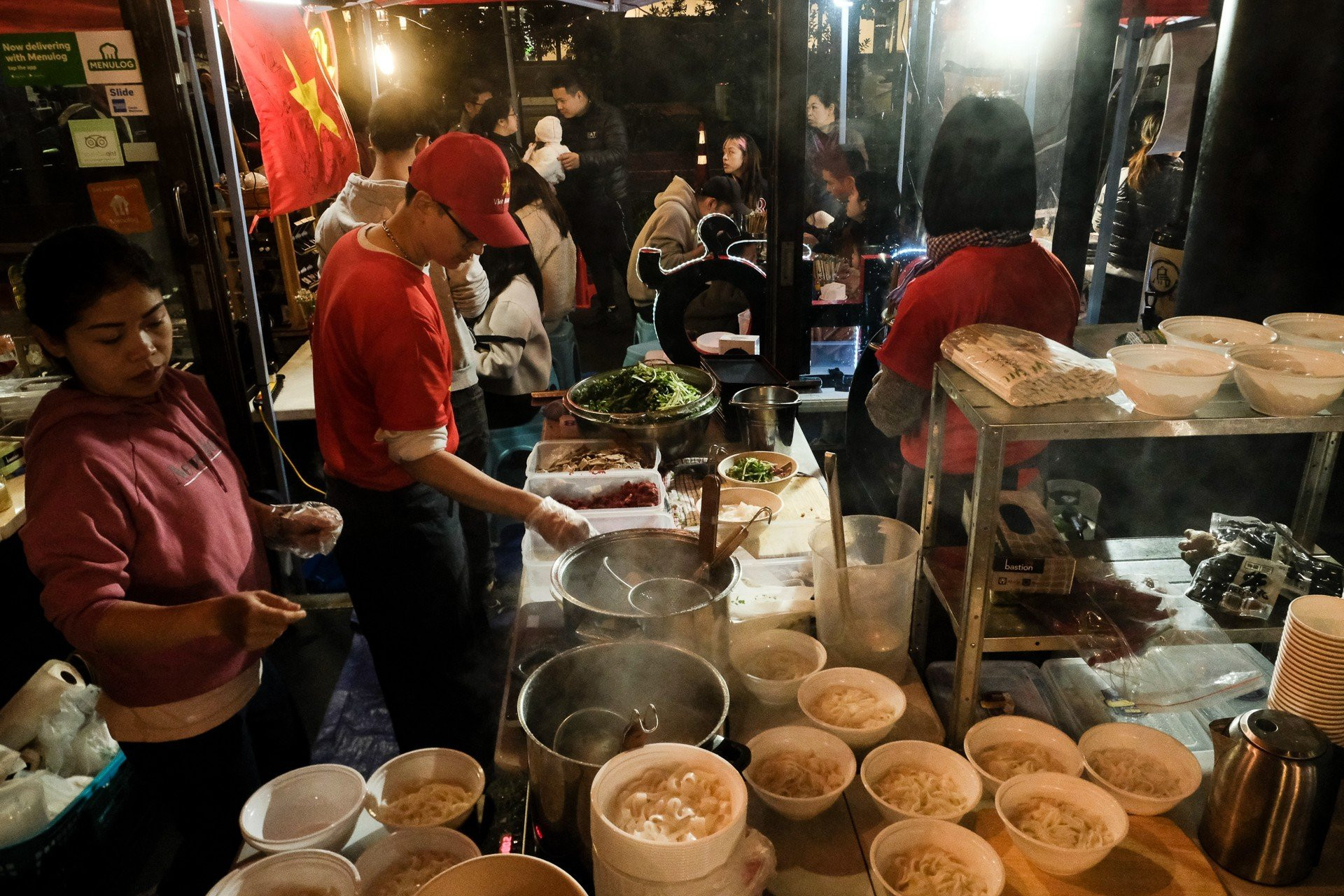 [Ảnh] Những bát phở “sưởi ấm” cổ động viên Việt Nam tại Auckland ảnh 2