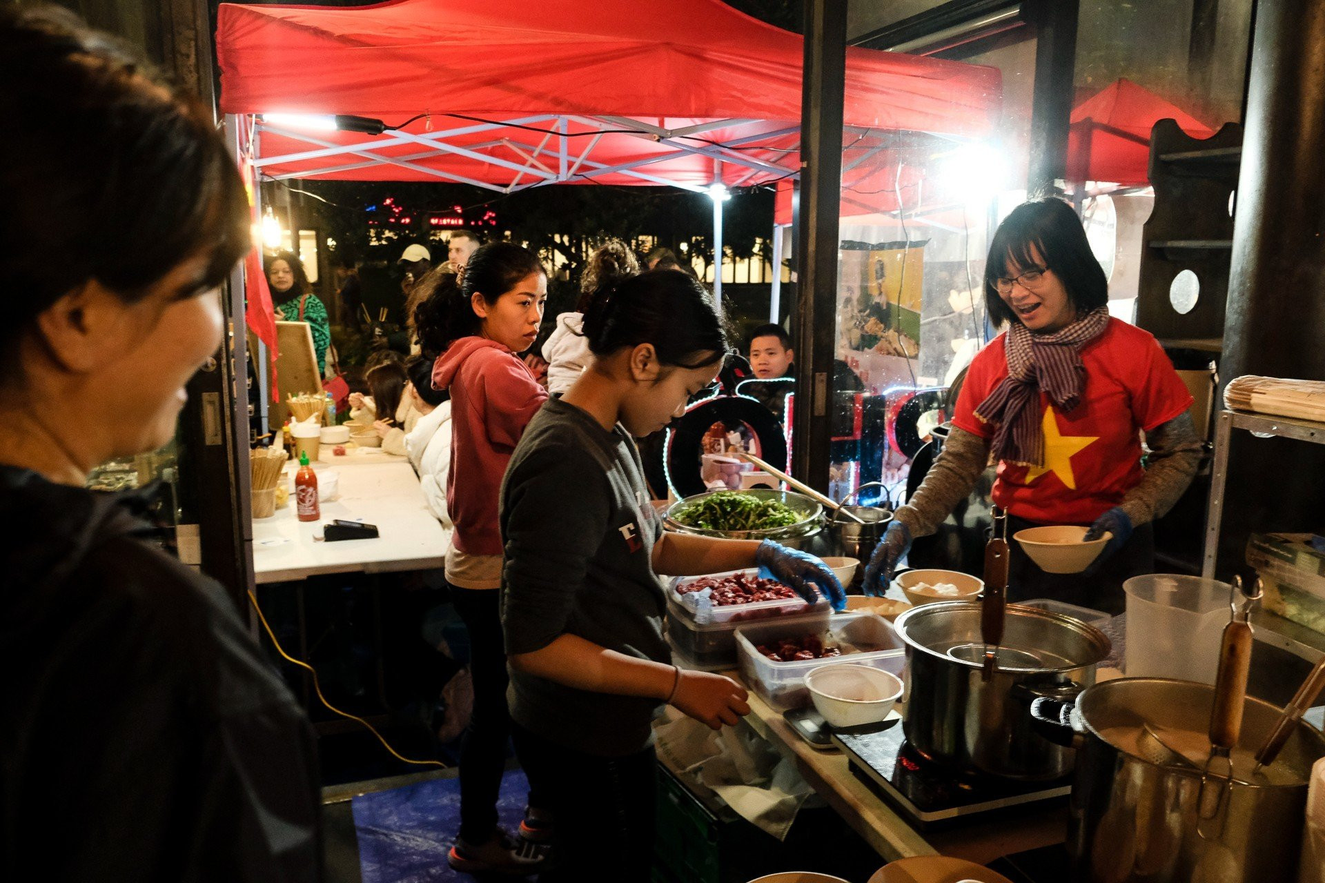 [Ảnh] Những bát phở “sưởi ấm” cổ động viên Việt Nam tại Auckland ảnh 9