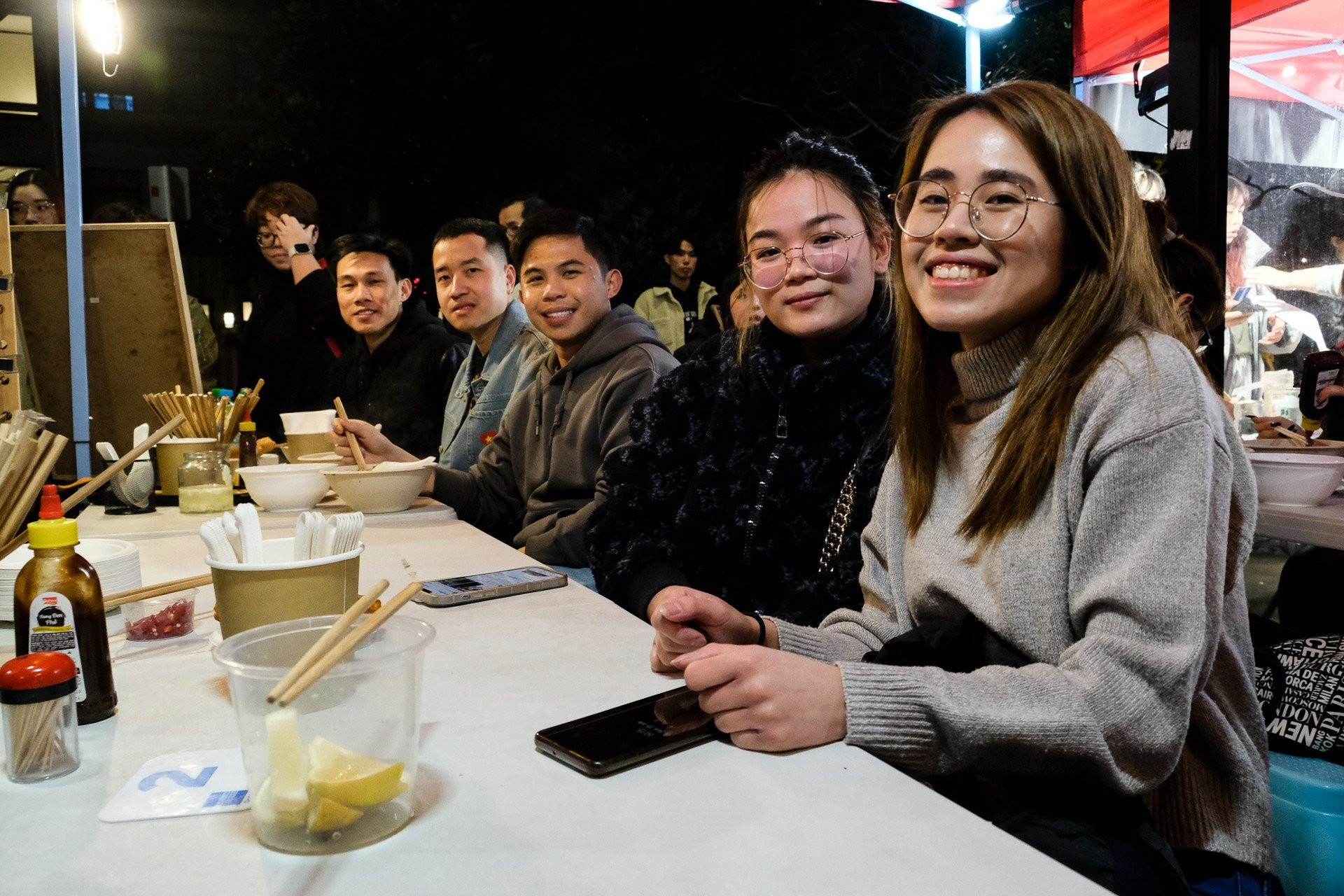 [Ảnh] Những bát phở “sưởi ấm” cổ động viên Việt Nam tại Auckland ảnh 15