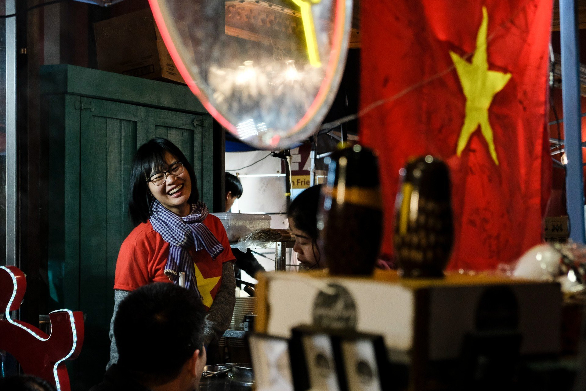 [Ảnh] Những bát phở “sưởi ấm” cổ động viên Việt Nam tại Auckland ảnh 16